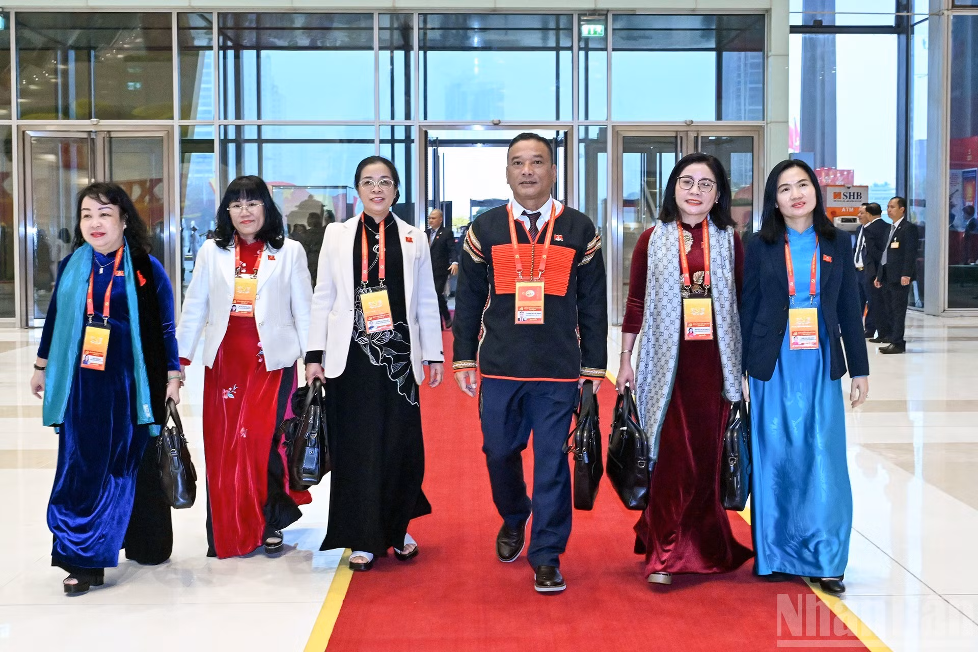 Делегаты прибывают на подготовительное заседание XIV съезда Партии. (Фото: Чан Хай)