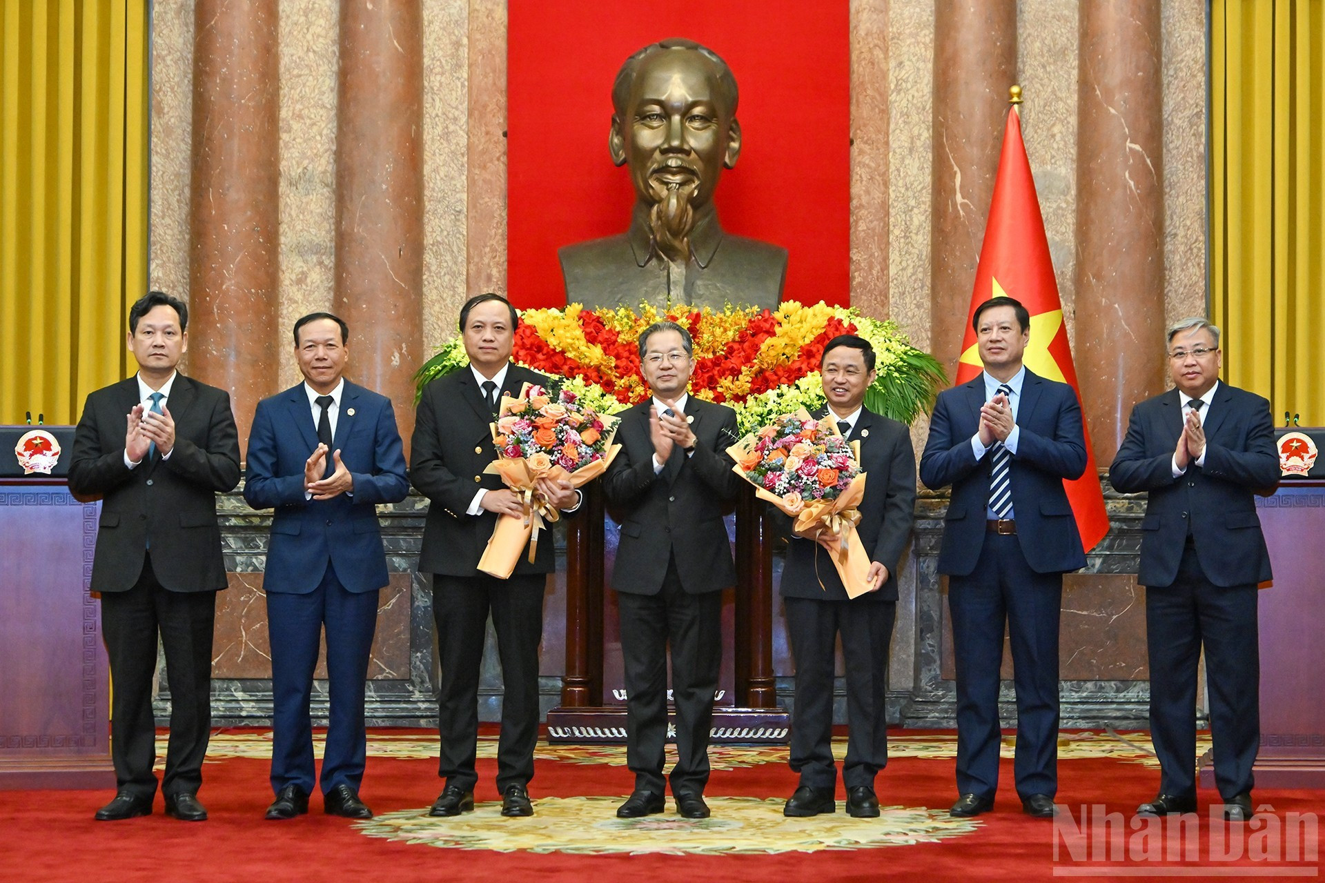Руководство Верховного народного суда вручает цветы в знак поздравления товарищам Ле Тиену и Нгуен Биен Тхюи.