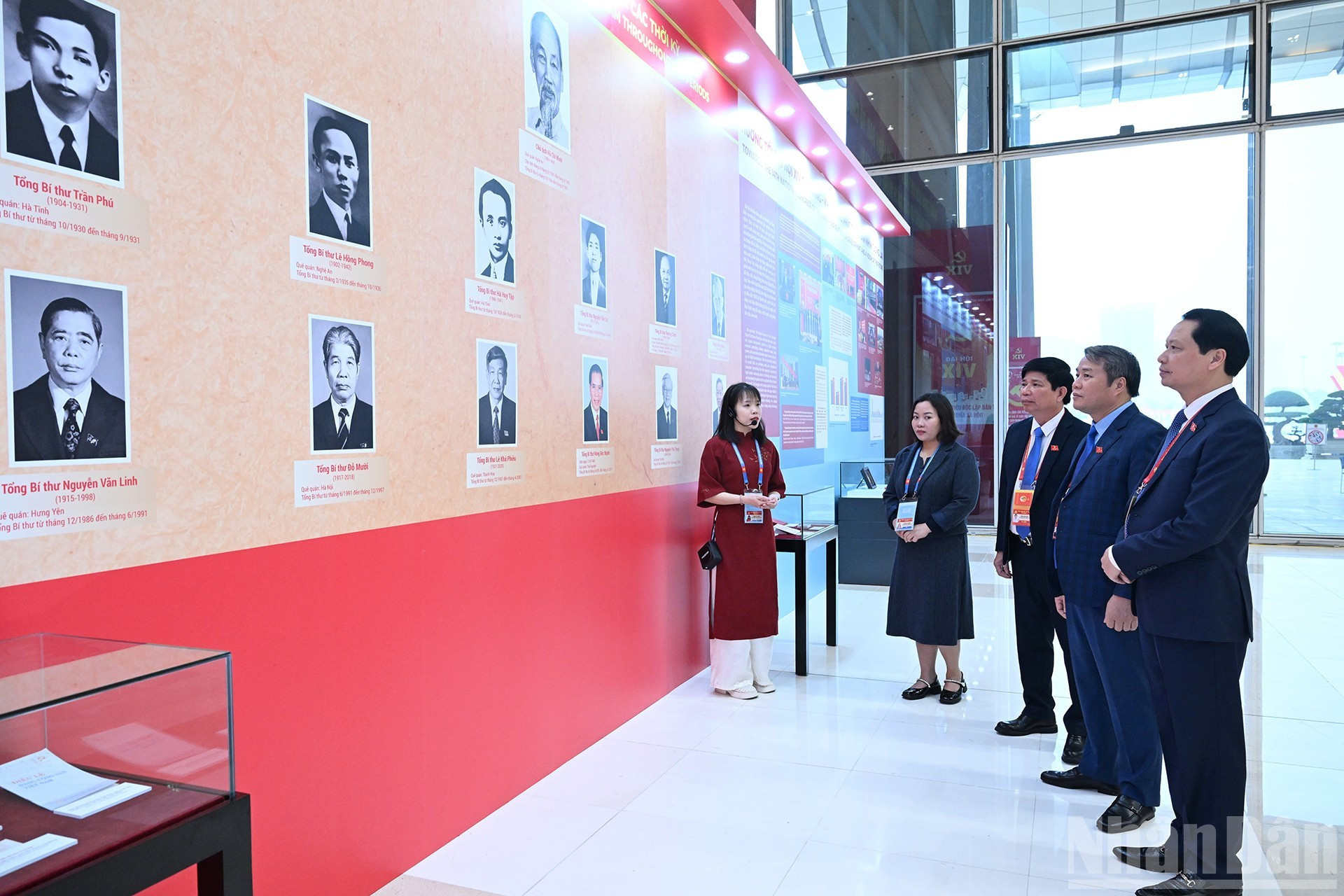 Делегаты прибывают на подготовительное заседание XIV съезда Партии. (Фото: Данг Кхоа)