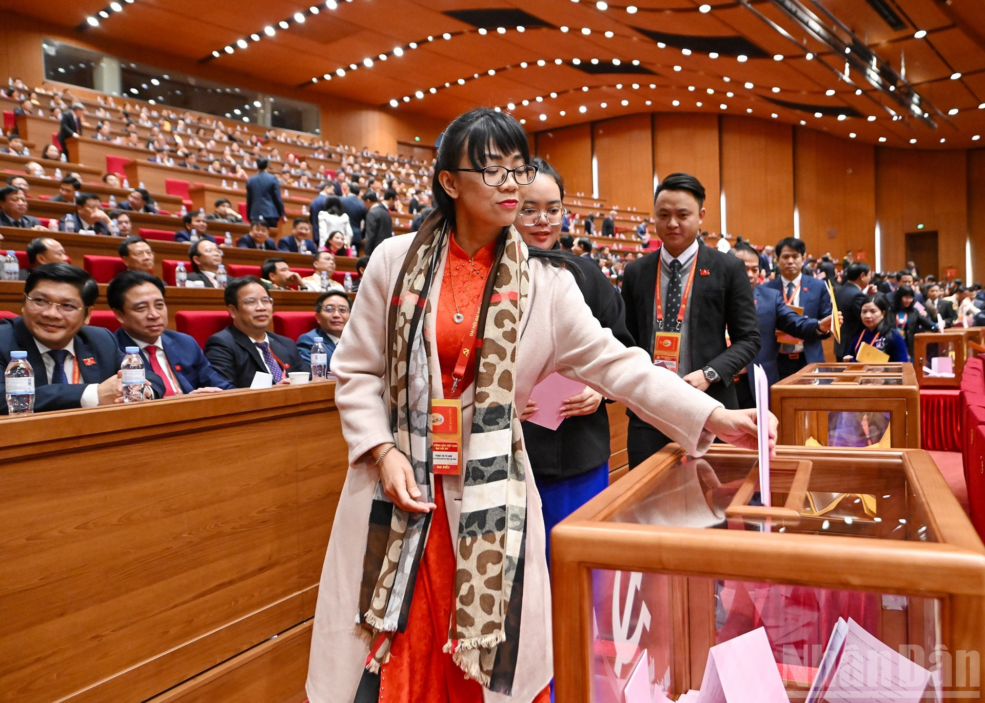 Делегаты голосуют за избрание Центрального комитета КПВ XIV созыва. (Фото: Данг Кхоа)