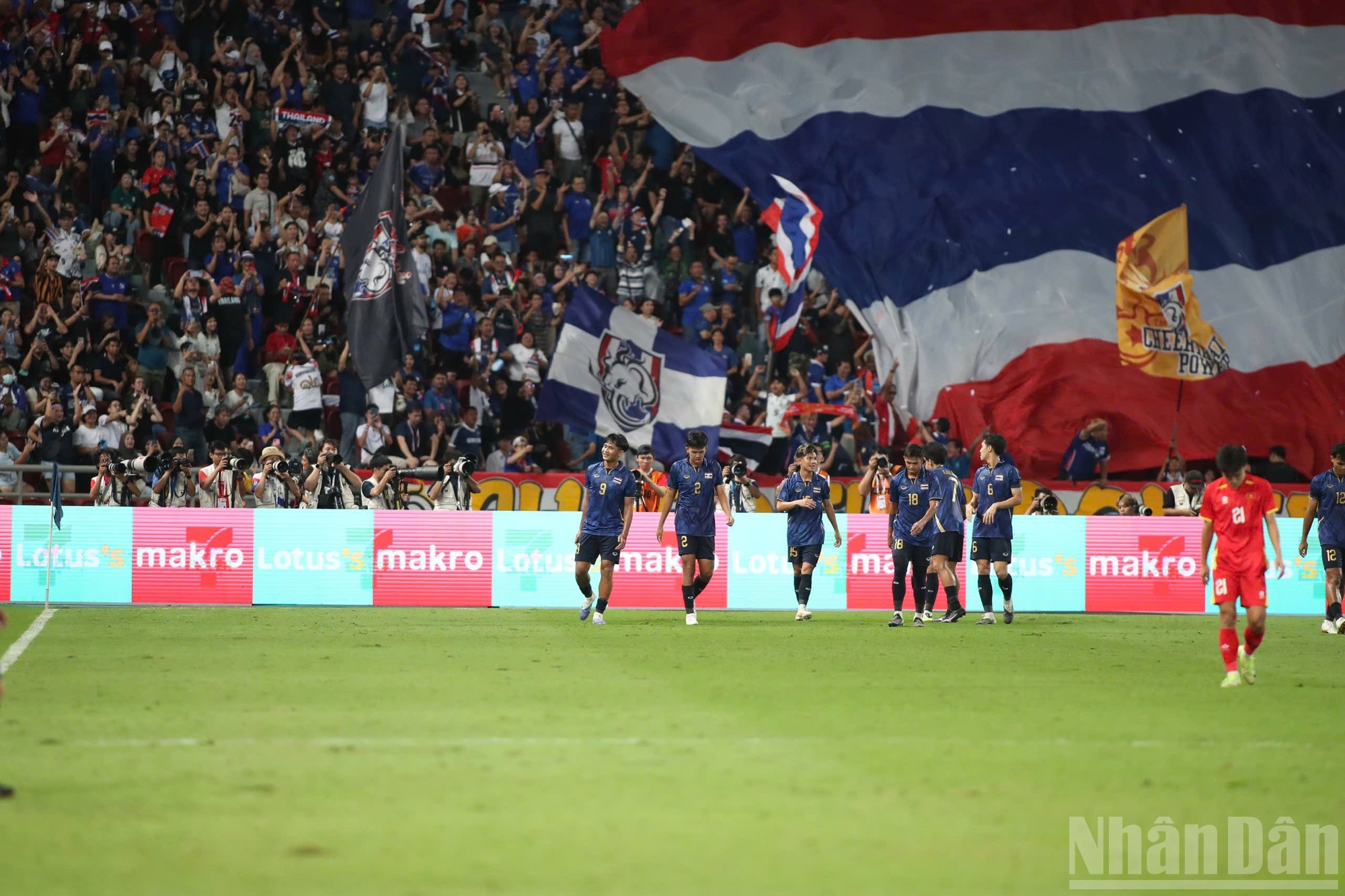 Затем, в одной из быстрых контратак, Сексан Ратри получил достаточно пространства, протащил мяч и нанес удар из-за пределов штрафной. Мяч полетел сильно, низом и точно в угол – несмотря на касание вратаря Чунг Киена, спасти ворота не удалось. Примечательно, что Сексан Ратри – один из немногих действующих игроков национальной сборной Таиланда, включенных в состав команды U22 на SEA Games 33.