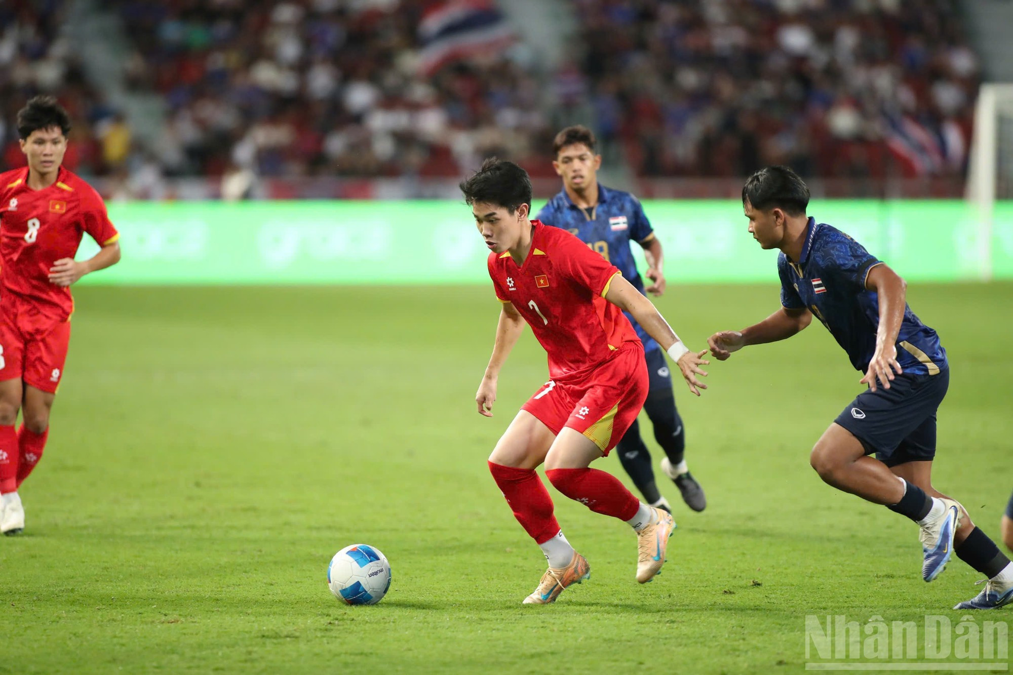 Динь Бак был плотно прикрыт игроками Таиланда и в первом тайме не имел много возможностей для обострения игры.