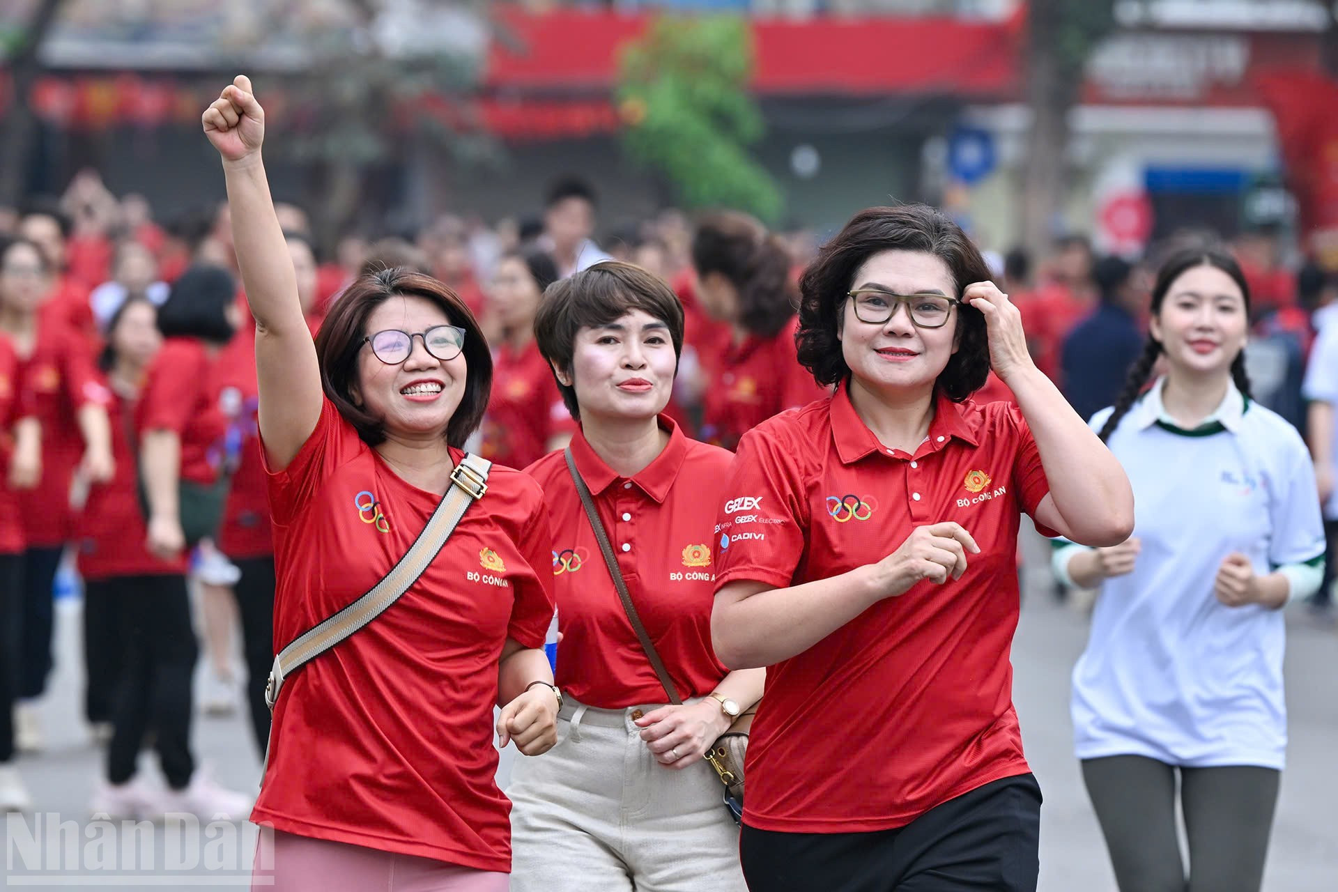 Воскресное утро в Ханое стало более оживленным благодаря ярким цветам спортивной формы и воодушевлению участников.