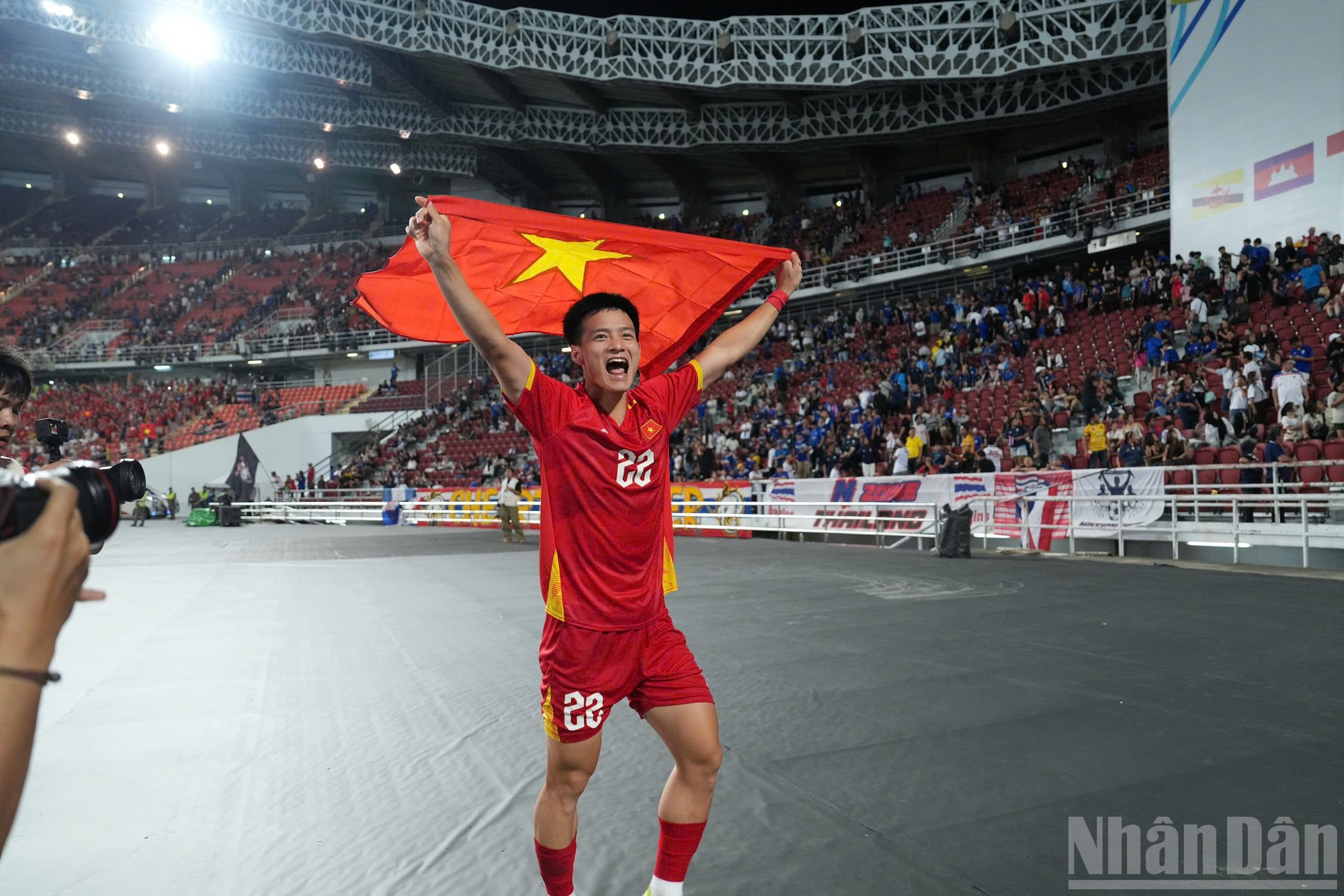 Радость победы охватила Тхань Няна и его партнеров после впечатляющего волевого камбэка на выезде.