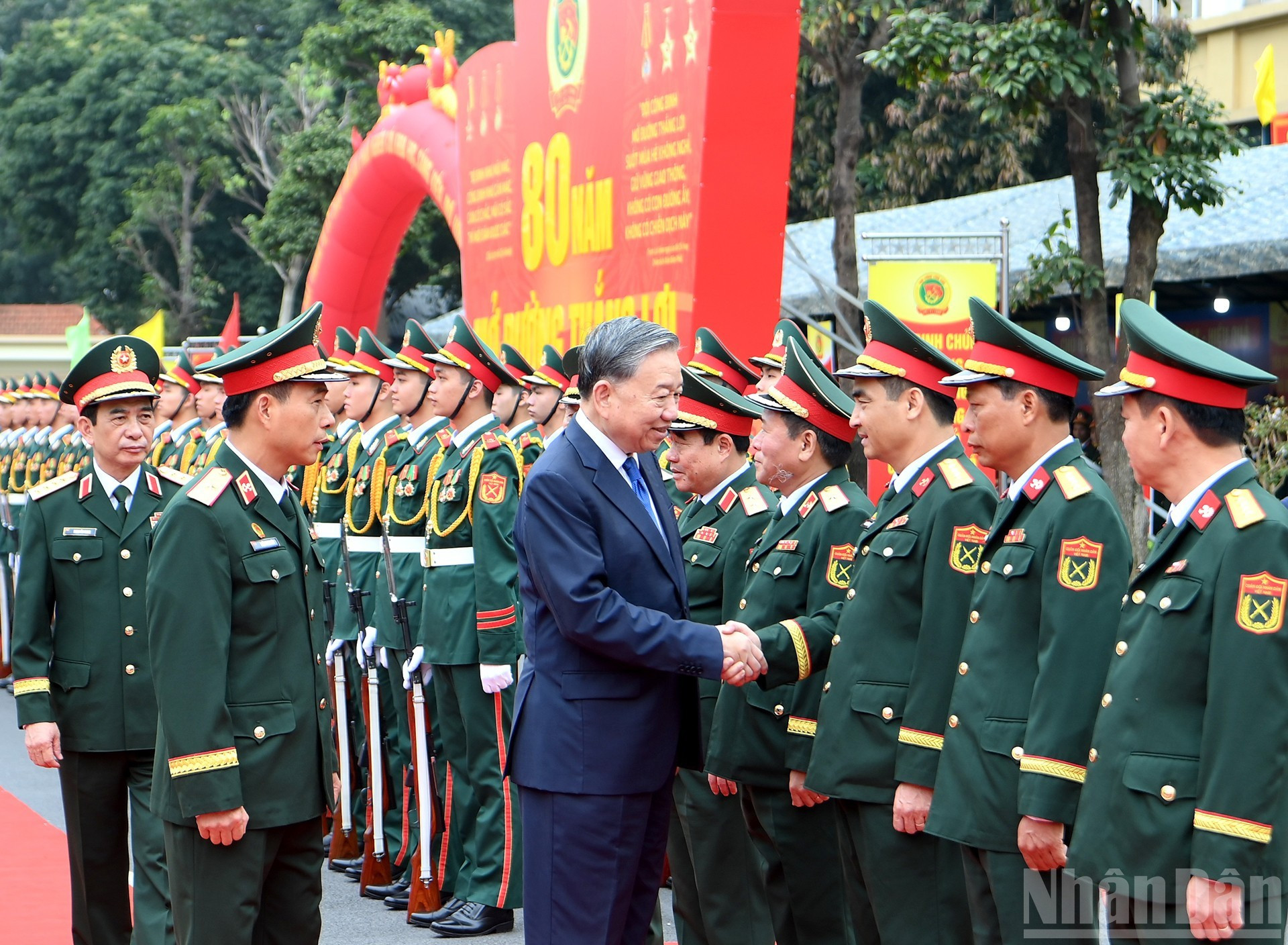 Генеральный секретарь ЦК КПВ То Лам с руководством Министерства обороны и Инженерных войск.