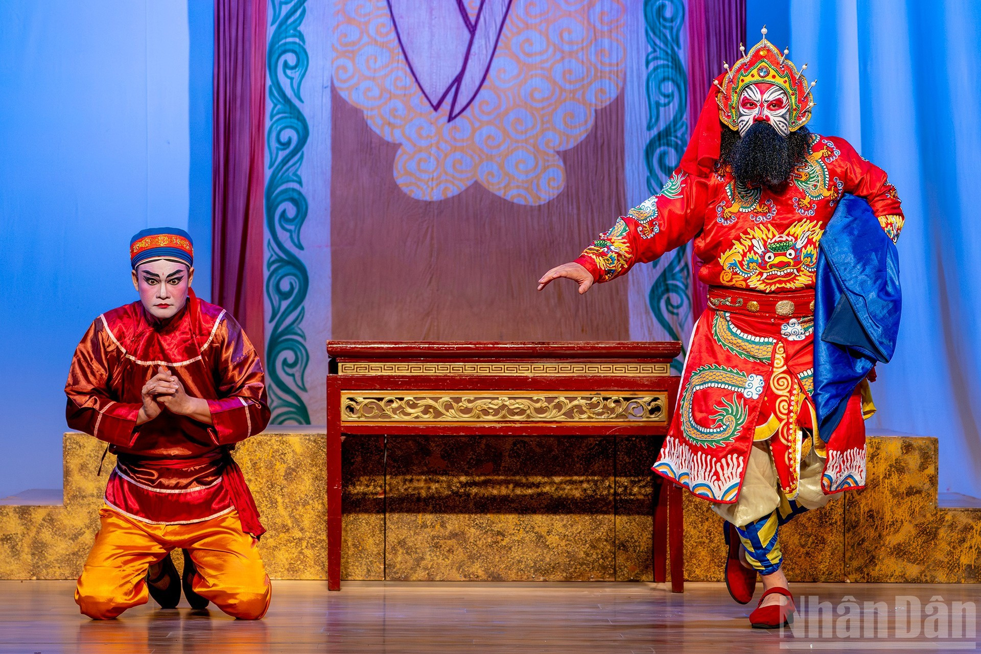 Сцена из спектакля, исполненная артистами театра Дао Тан.