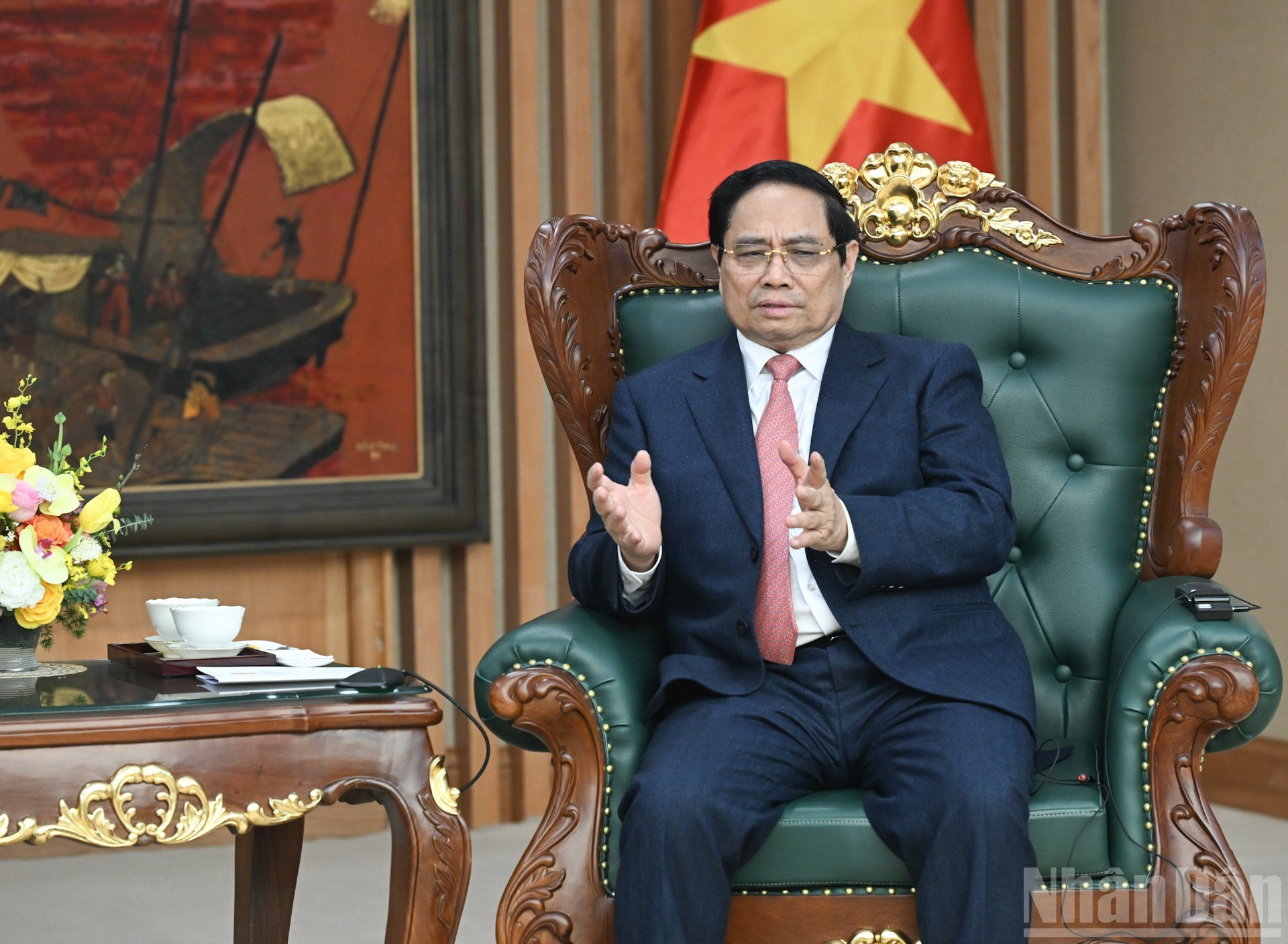 Премьер-министр Фам Минь Тьинь выступает на приеме.