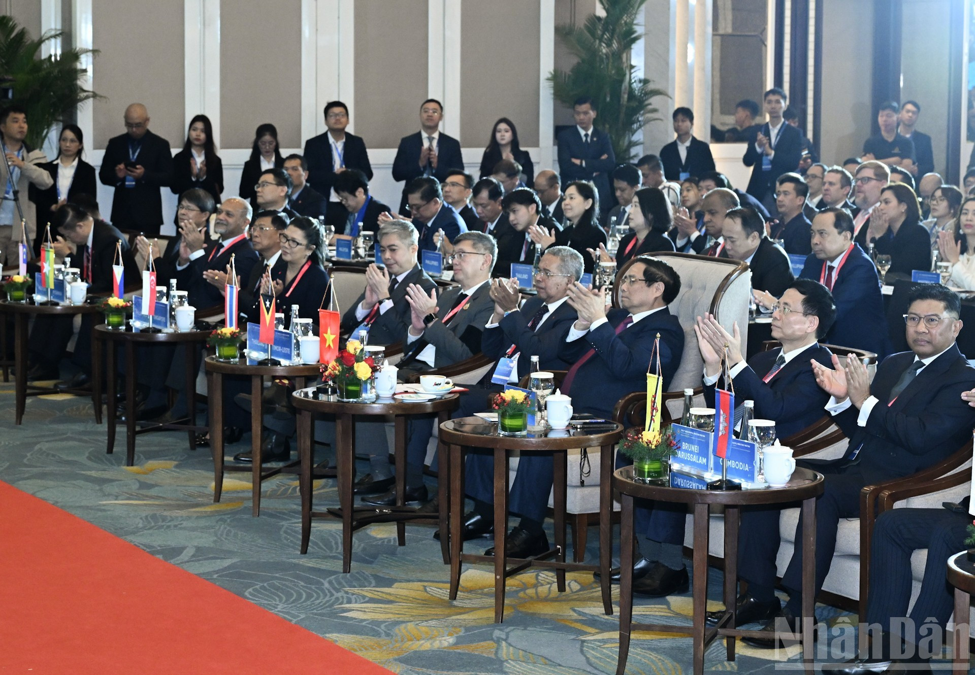 Премьер-министр Фам Минь Тьинь и делегаты на конференции.