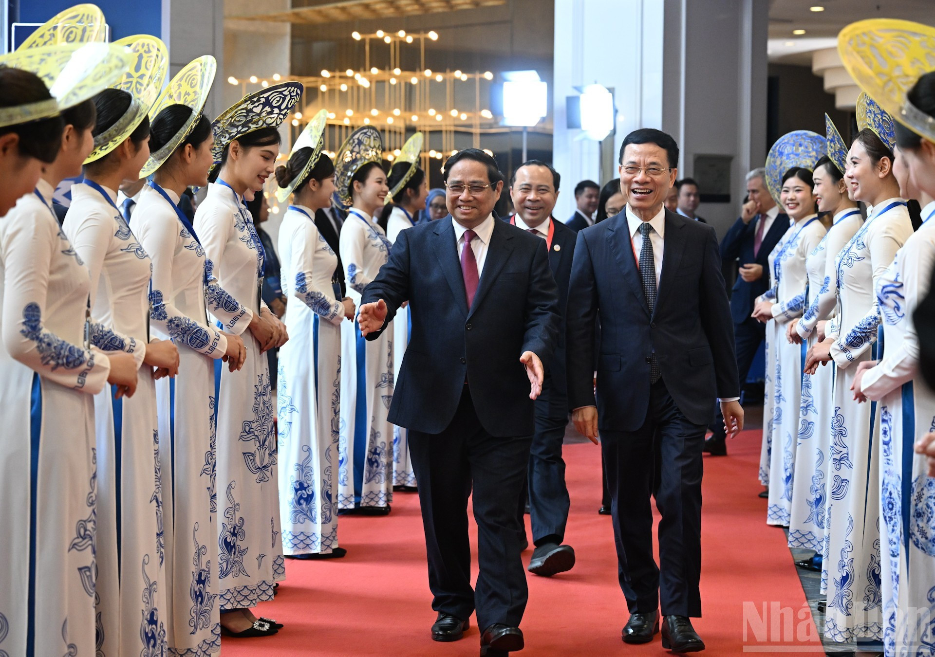 Премьер-министр Фам Минь Тьинь прибывает на конференцию.