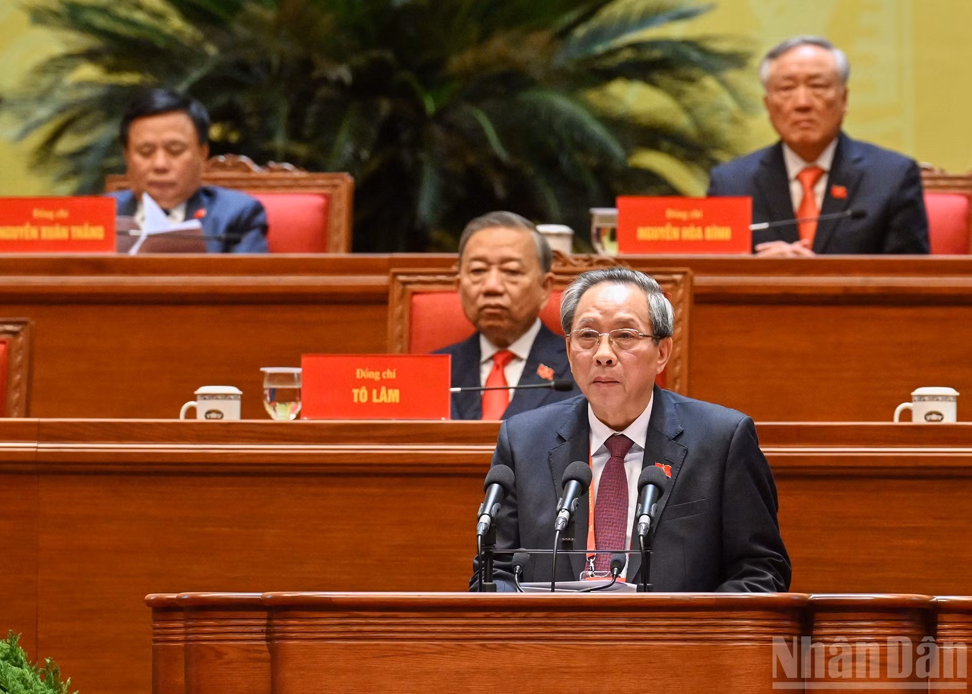 Постоянный заместитель заведующего Организационным отделом ЦК КПВ Хоанг Данг Куанг выступает на заседании. (Фото: Чан Хай)