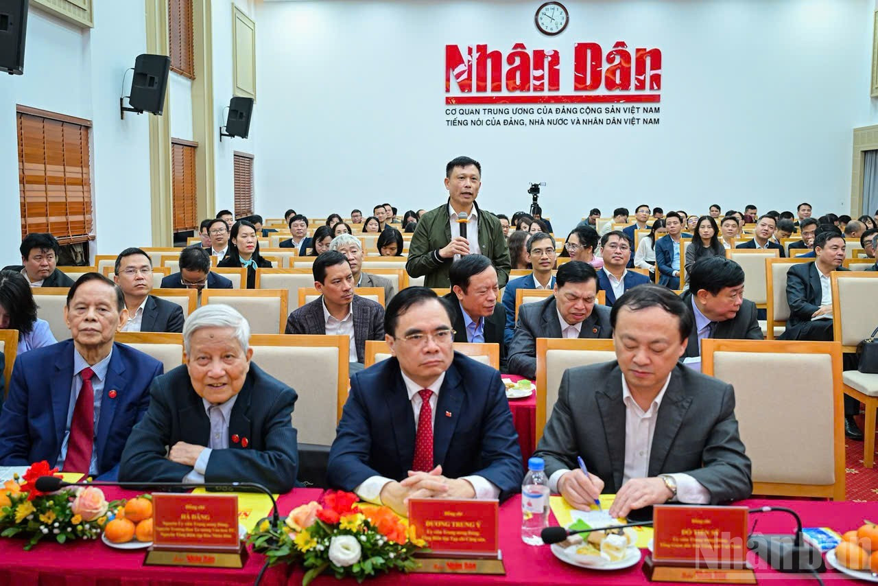 Товарищ Нгуен Тхань Лой, Заместитель генерального директора Газеты и Радио-телевидения Ханоя, выступает на пресс-брифинге.