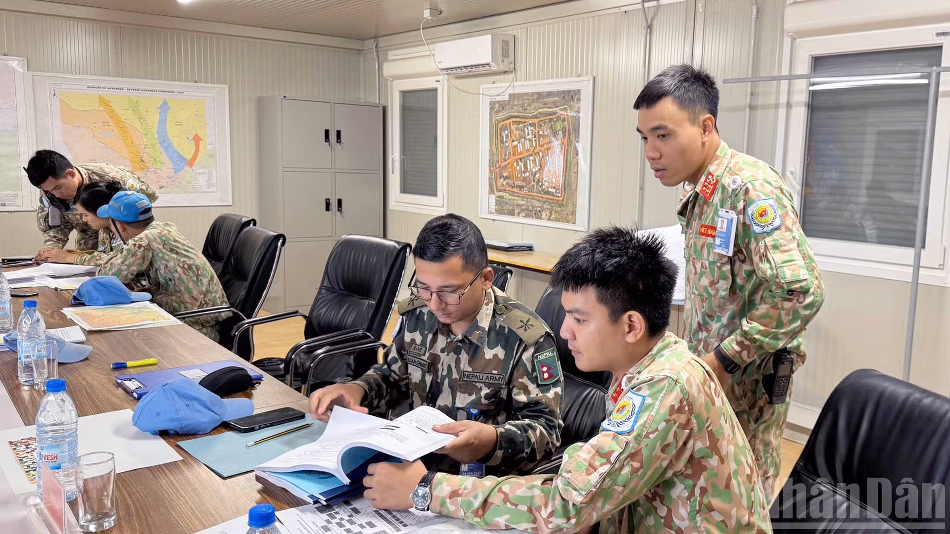 Капитан Туан и его коллеги работают с отделом U7 — отделом подготовки штаба миссии в рамках ежегодной проверки и оценки профессиональной квалификации сотрудников миссии.