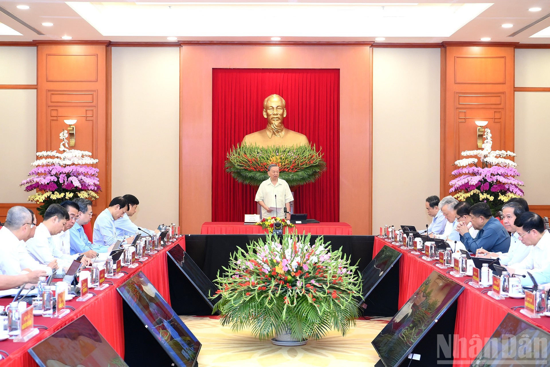 Генеральный секретарь ЦК КПВ То Лам выступает с руководящей речью.