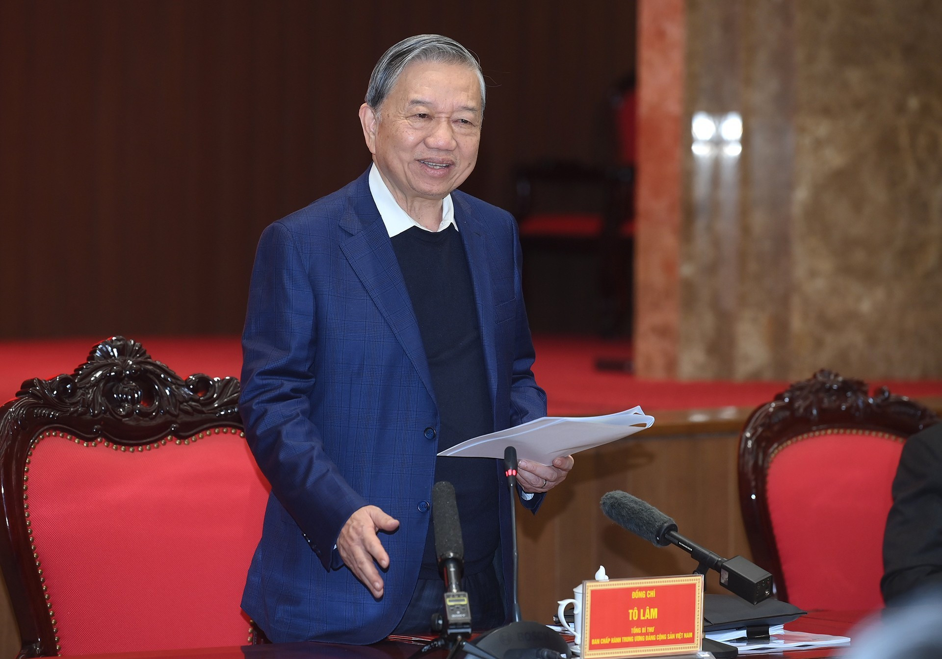 Генеральный секретарь ЦК КПВ То Лам выступает на рабочей встрече.