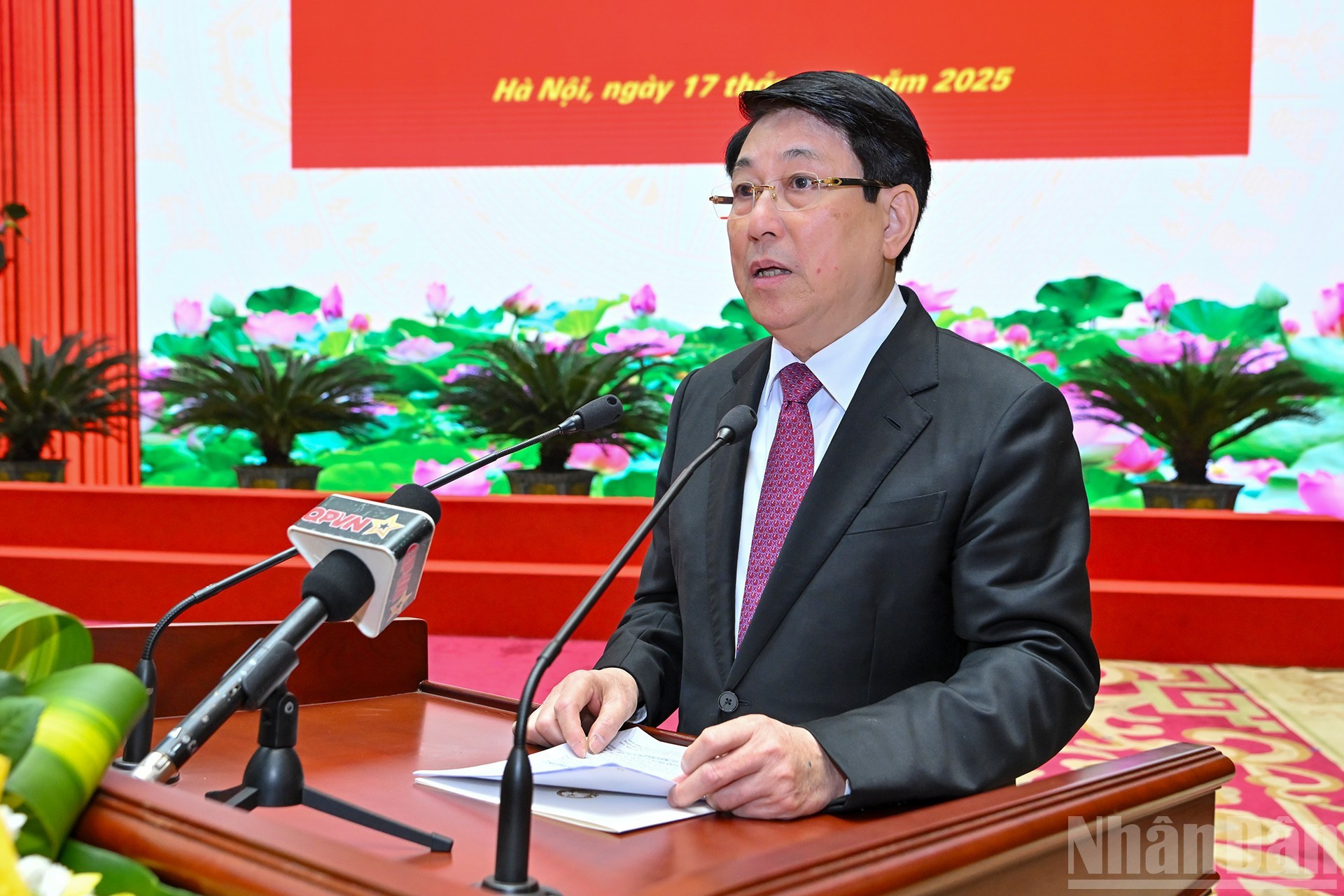 Президент Лыонг Кыонг выступает с руководящей речью.