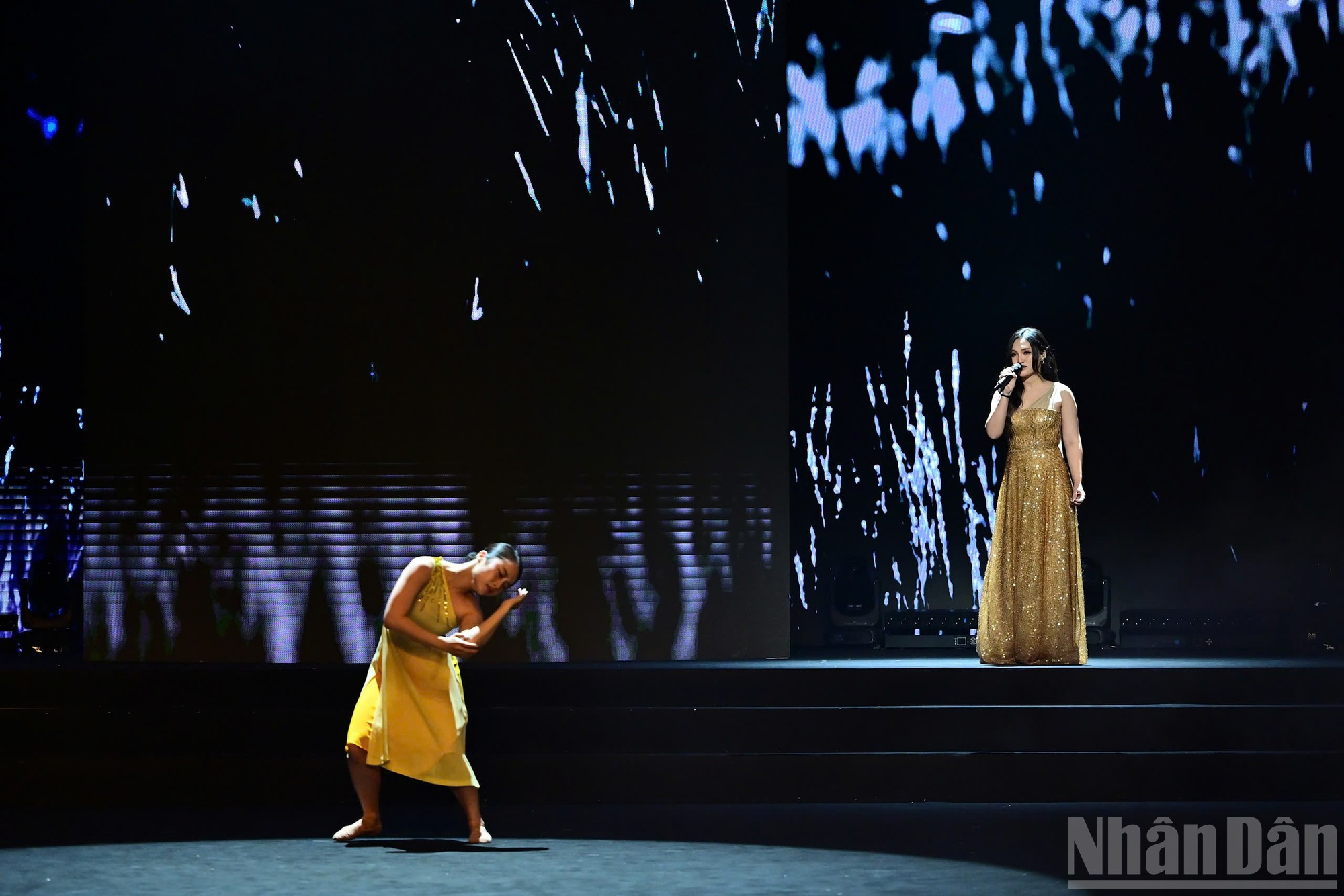 Являясь ежегодной премией, учрежденной газетой «Нянзан» при поддержке АО VCCorp, Премия «Действия во имя сообщества» утвердилась как авторитетная национальная награда, отмечающая отдельных лиц, организации и предприятия, которые настойчиво создают позитивную общественную ценность через инициативы и проекты с долгосрочным социальным эффектом.