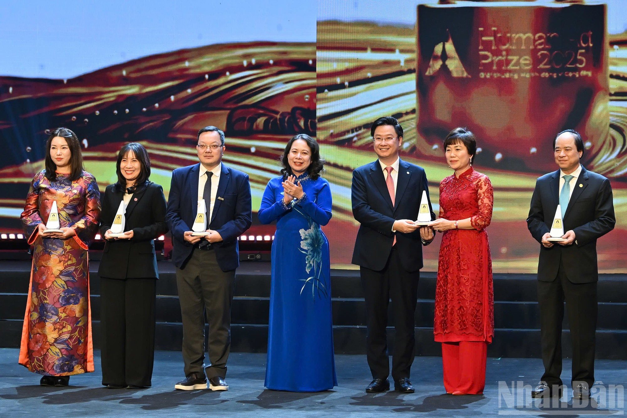 Товарищ Во Тхи Ань Суан, член ЦК КПВ, Вице-президент Вьетнама, вручает высшую награду – Премию «Действия во имя сообщества» 2025 года – пяти проектам.