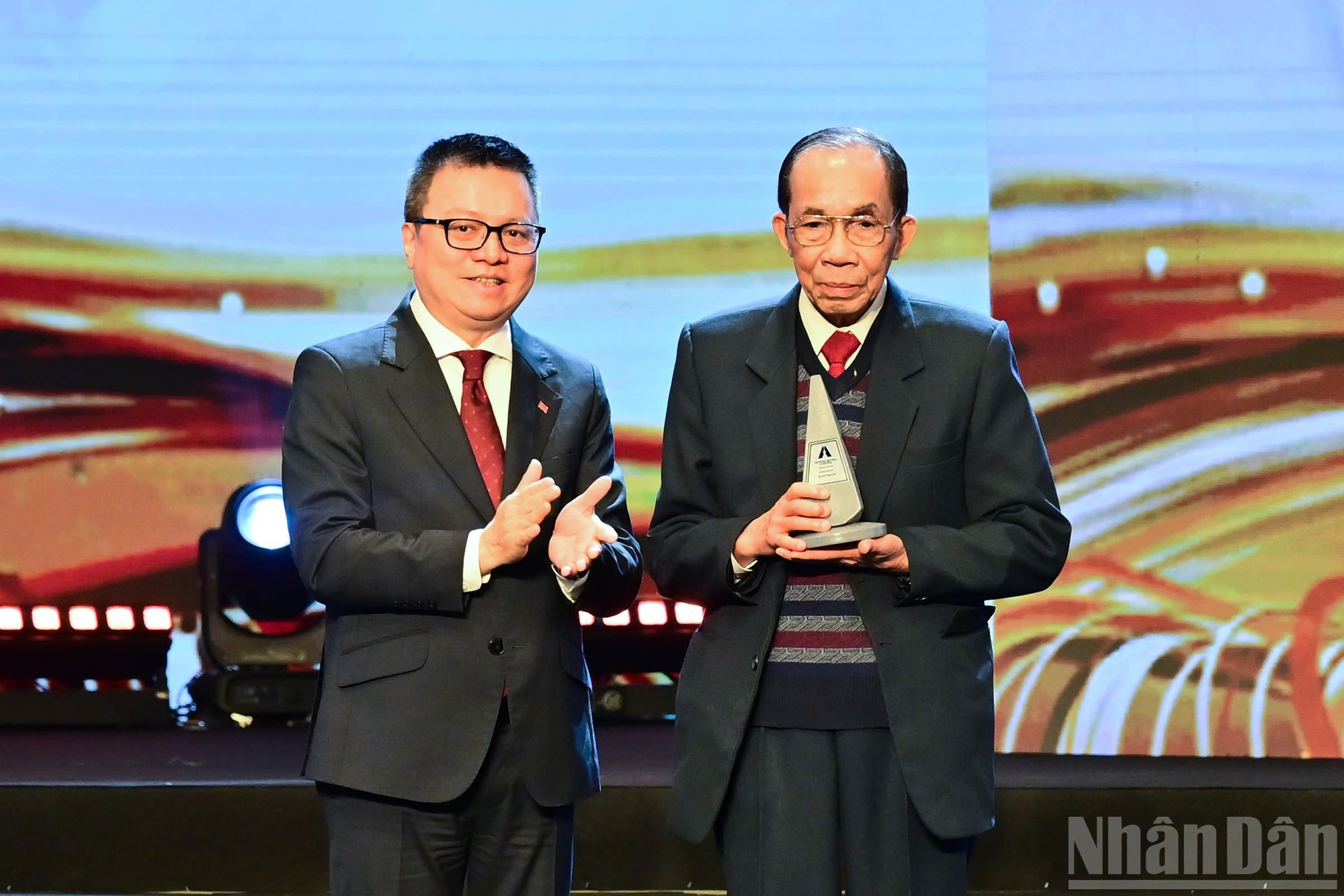 Товарищ Ле Куок Минь вручает награду врачу Ле Тхань До.