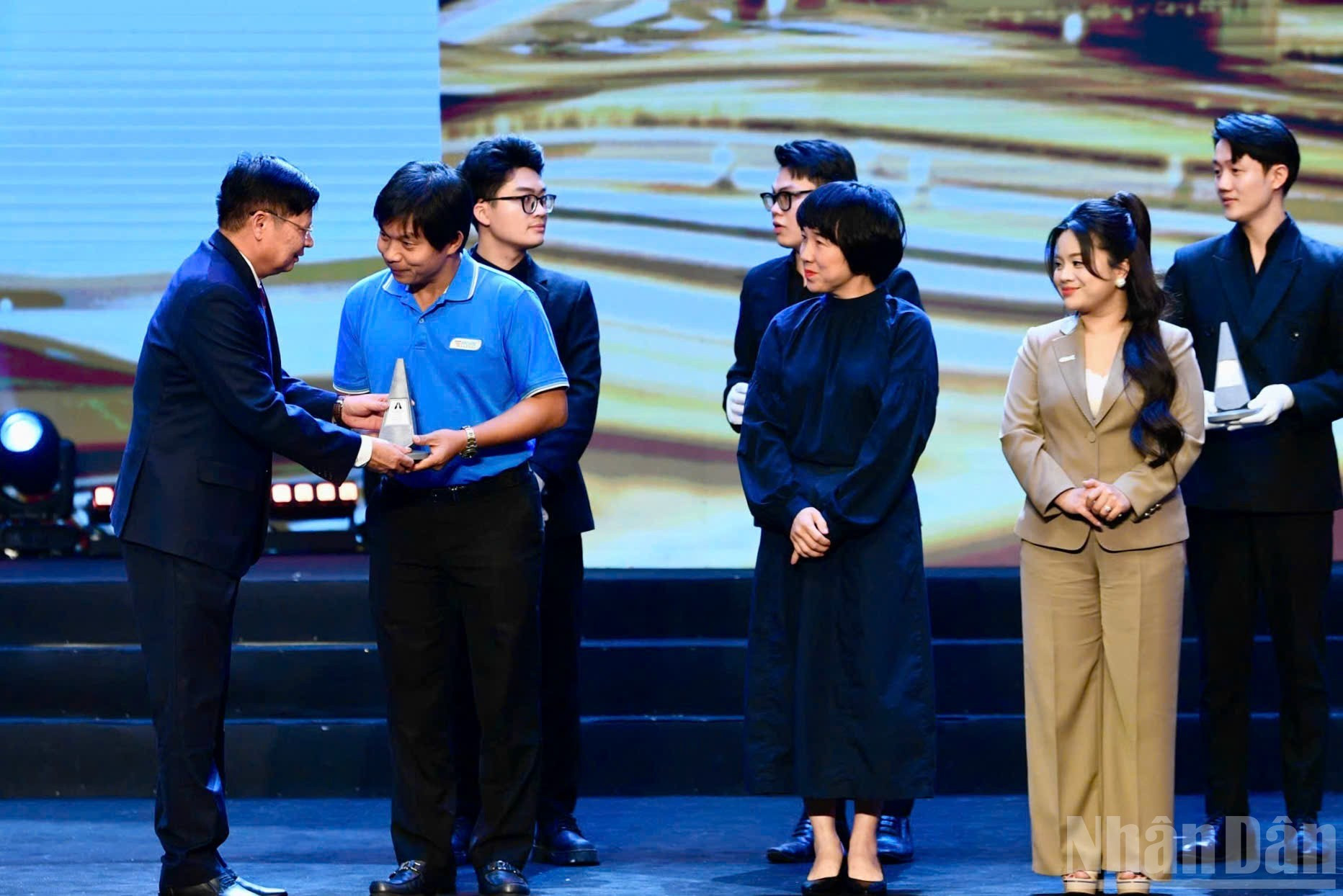 Товарищ Фан Ван Ань, заместитель председателя Всеобщей конфедерации труда Вьетнама, вручает награды трем проектам, удостоенным премии в номинации «Своевременный проект».