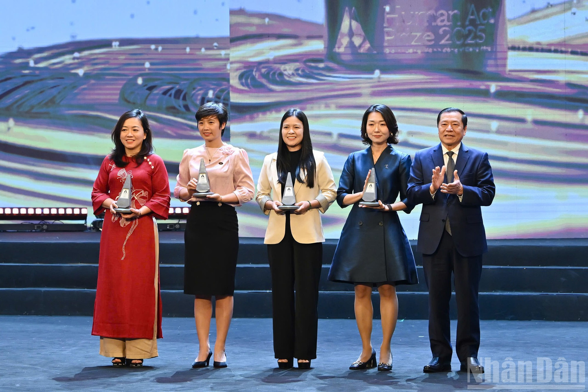 Товарищ Лай Суан Мон, член ЦК КПВ, Постоянный заместитель заведующего Отделом ЦК КПВ по пропаганде, политическому воспитанию и работе с народными массами, вручает награду «Настойчивый проект» четырем проектам.