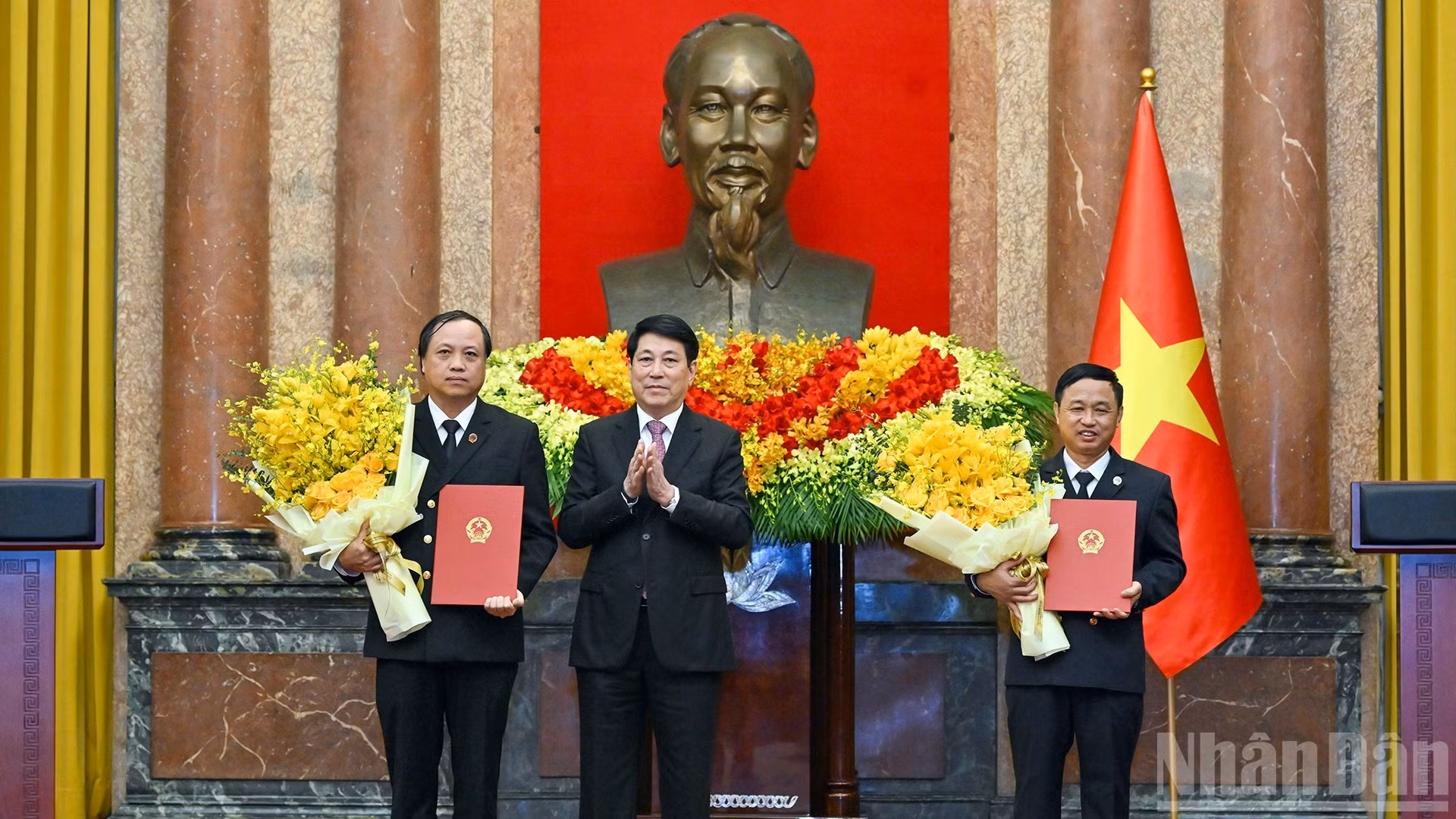 [Фото] Президент вручил решения о назначении заместителей председателя Верховного народного суда