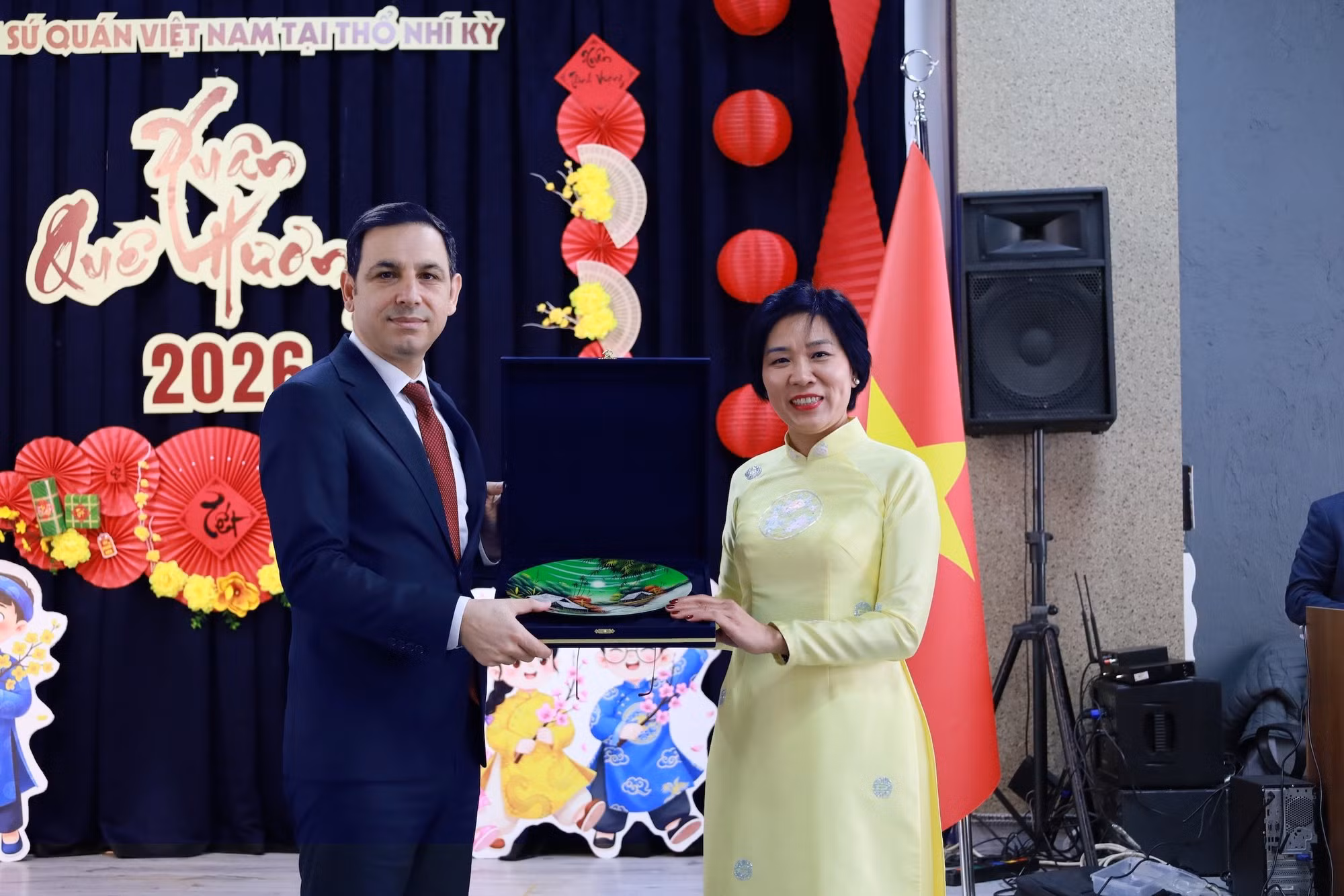 Посол Вьетнама в Турции Данг Тхи Тху Ха и господин Мехмет Сюлюн, Заместитель губернатора города Стамбул, на программе «Весна на Родине 2026 г.». (Фото: Посольство Вьетнама в Турции)