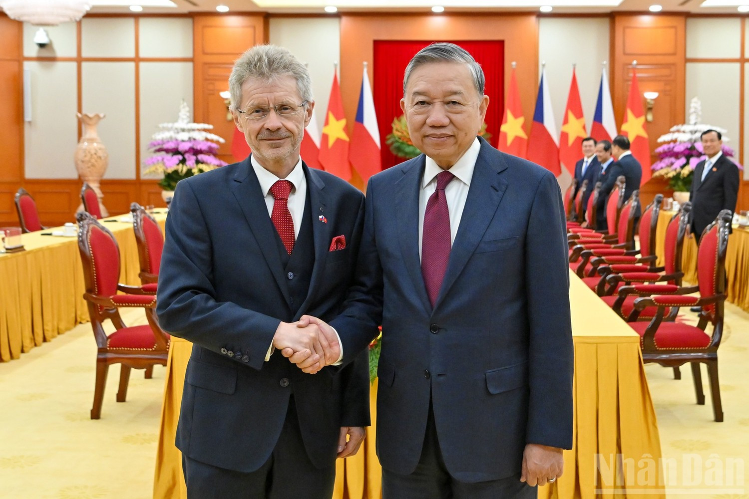 Генеральный секретарь ЦК КПВ То Лам и Председатель Сената Чехии Милош Выстрчил.