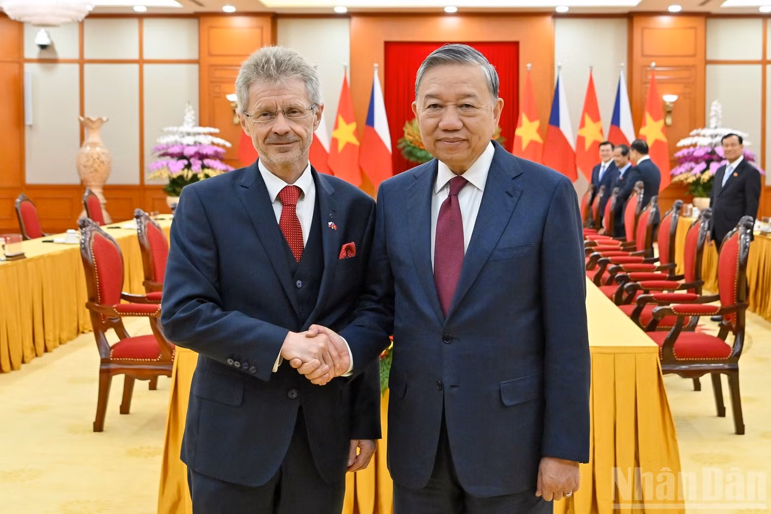 Генеральный секретарь ЦК КПВ То Лам и Председатель Сената Чехии Милош Выстрчил.