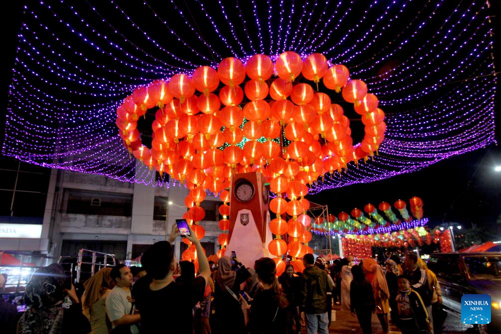 Жители Джакарты (Индонезия) принимают участие в фестивале фонарей, встречая лунный Новый год.