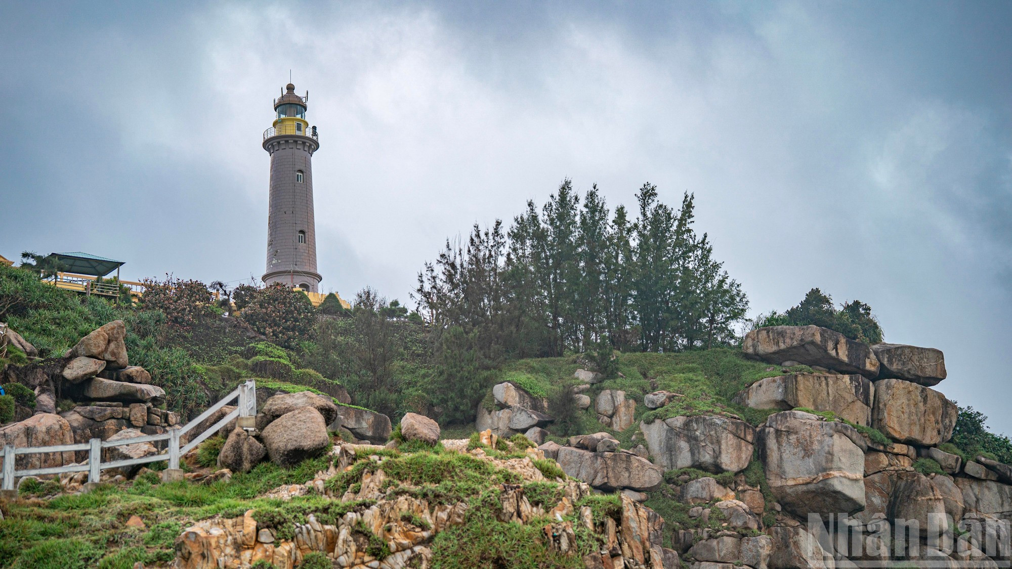 Маяк словно обнимают отвесные каменные берега с необычными, выразительными формами.
