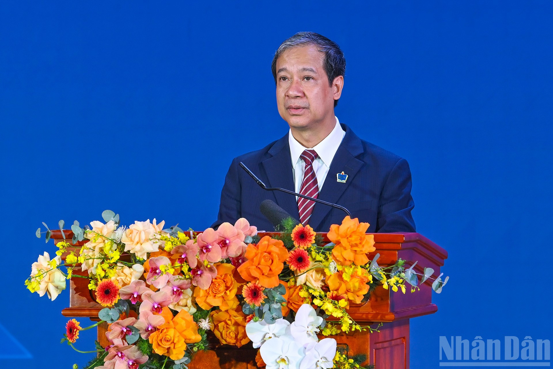 Министр образования и подготовки кадров Нгуен Ким Шон выступает с речью.