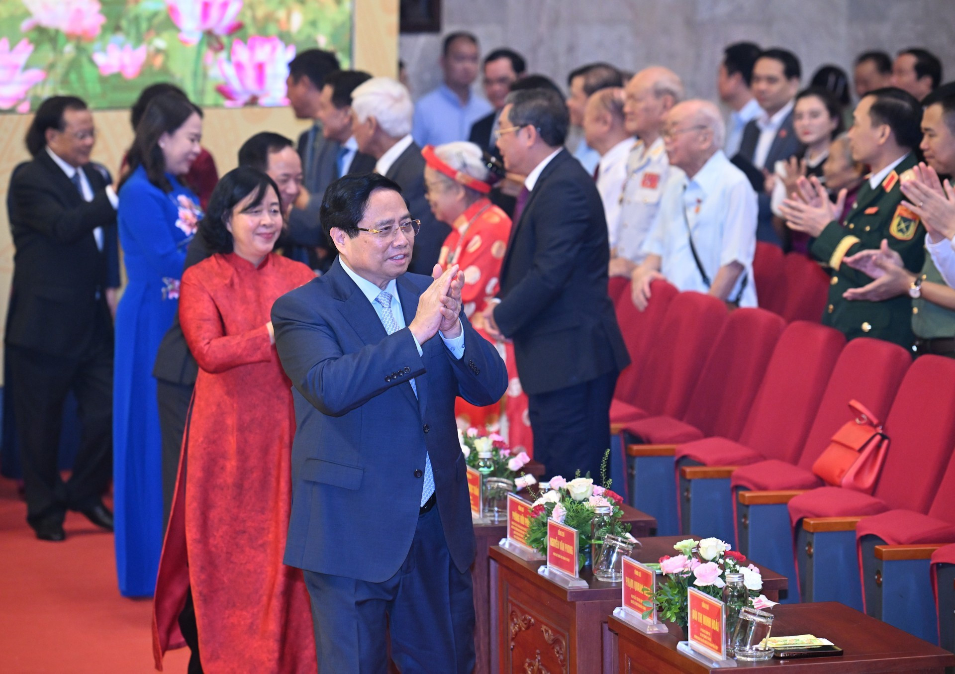 Премьер-министр Фам Минь Тьинь на конференции.