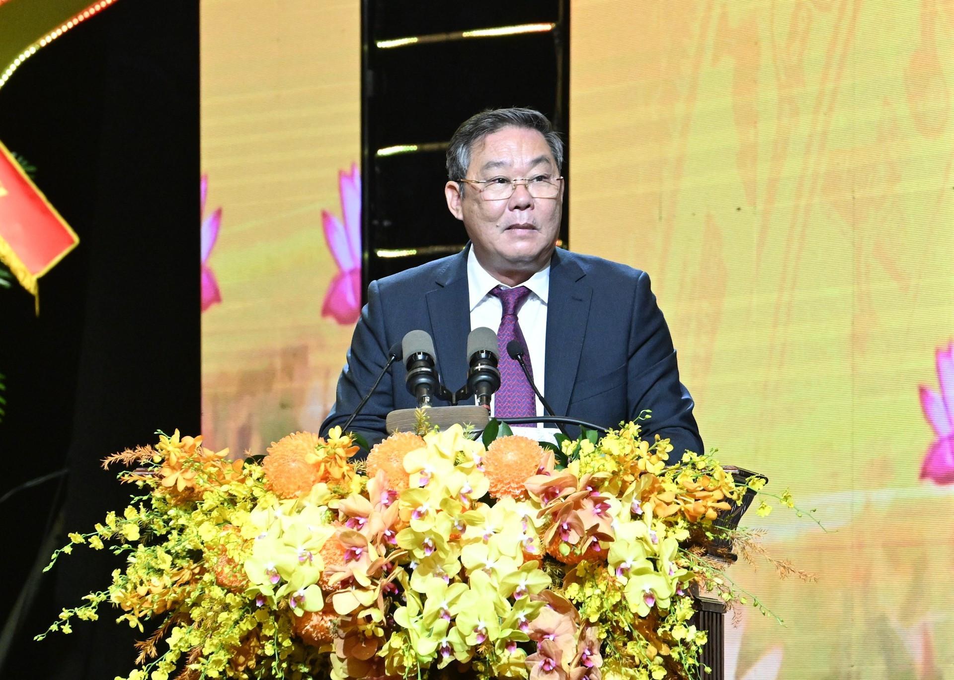 Постоянный заместитель председателя Народного комитета города Ле Хонг Шон выступает с приветственной речью.