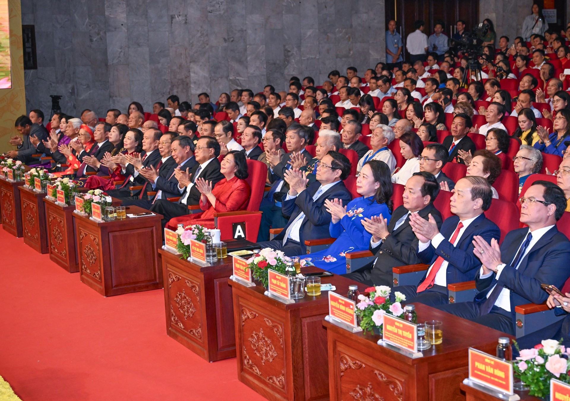 Премьер-министр Фам Минь Тьинь, руководители Партии и Государства на конференции.