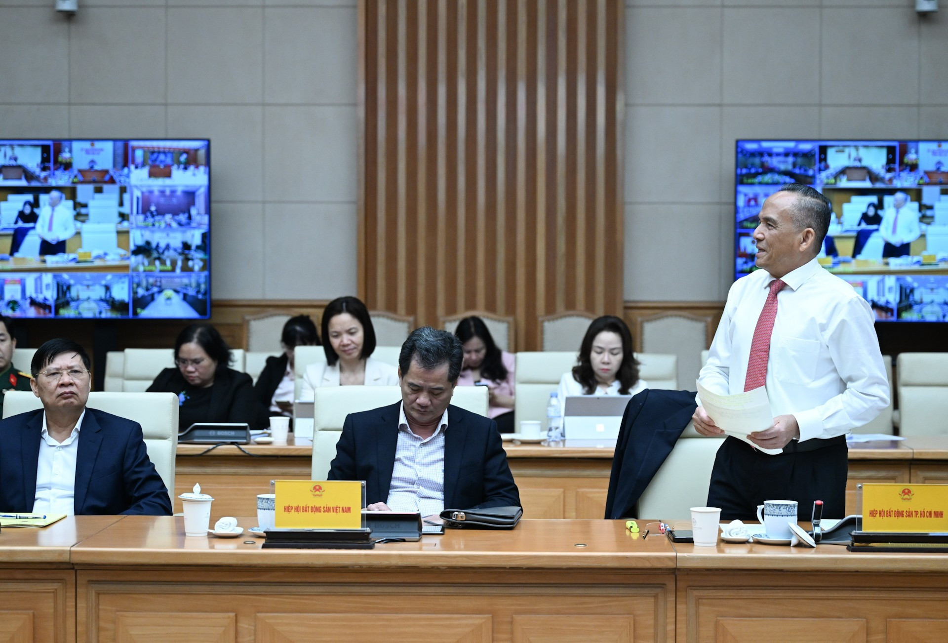 Представитель Ассоциации недвижимости города Хошимина выступает на мероприятии.