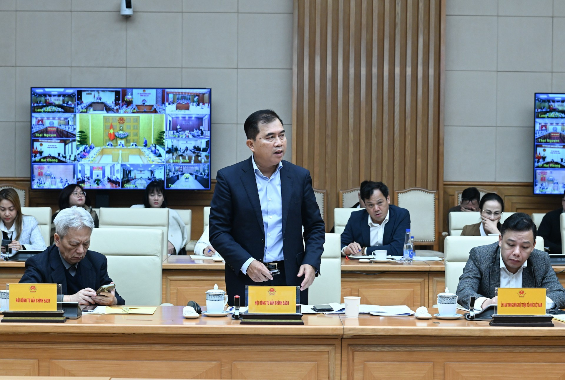 Член Консультативного совета по политике выступает с речью.