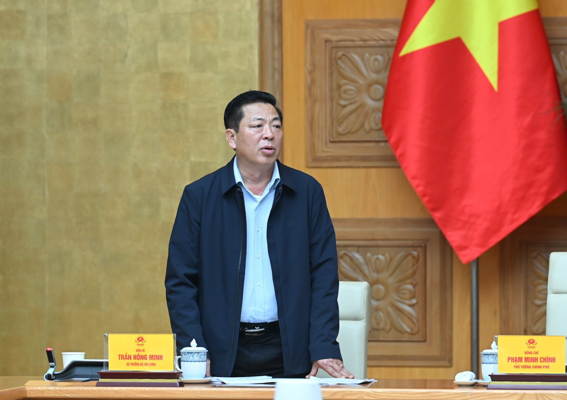 Министр строительства выступает на заседании.