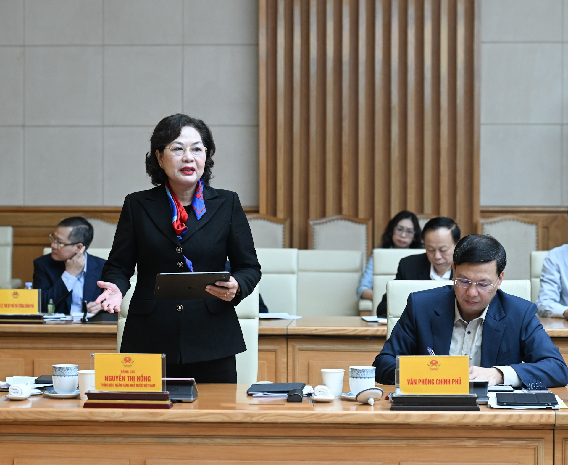 Глава Государственного банка Вьетнама Нгуен Тхи Хонг выступает с речью.