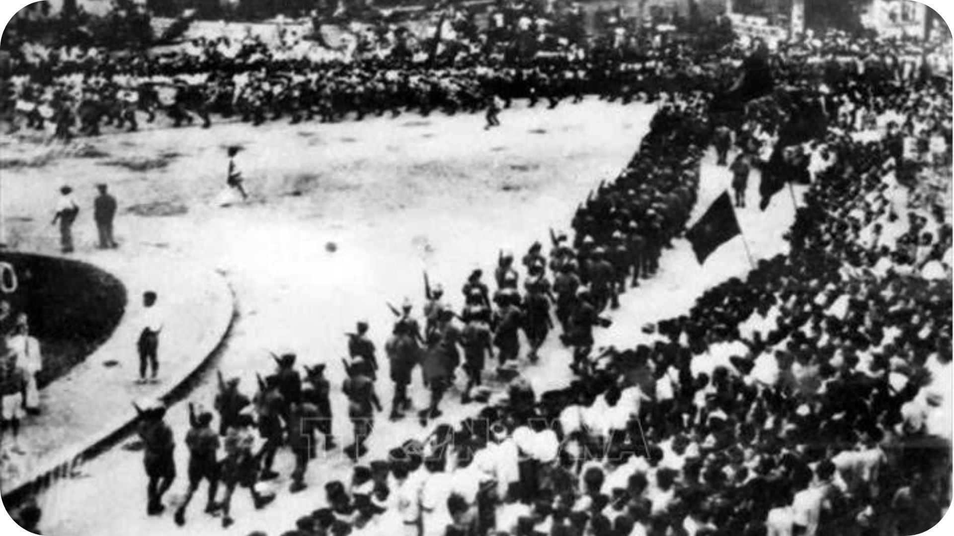 28 августа 1945 года отряд Освободительной армии из Вьетбака прибыл в Ханой для проведения парада на площади перед Ханойским оперным театром. (Фото: Нгуен Ба Кхоан/ВИА) 28 августа 1945 года отряд Освободительной армии из Вьетбака прибыл в Ханой для проведения парада на площади перед Ханойским оперным театром. (Фото: Нгуен Ба Кхоан/ВИА)