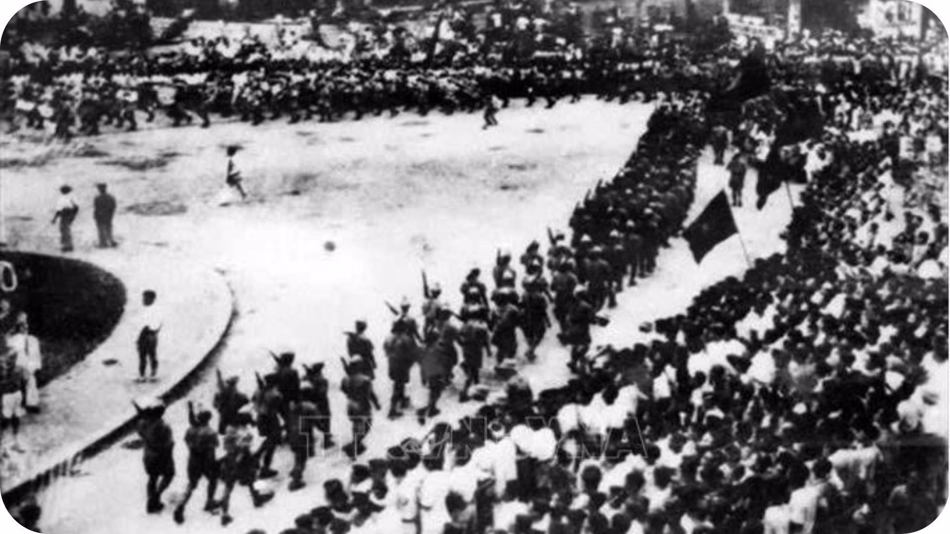 28 августа 1945 года отряд Освободительной армии из Вьетбака прибыл в Ханой для проведения парада на площади перед Ханойским оперным театром. (Фото: Нгуен Ба Кхоан/ВИА)