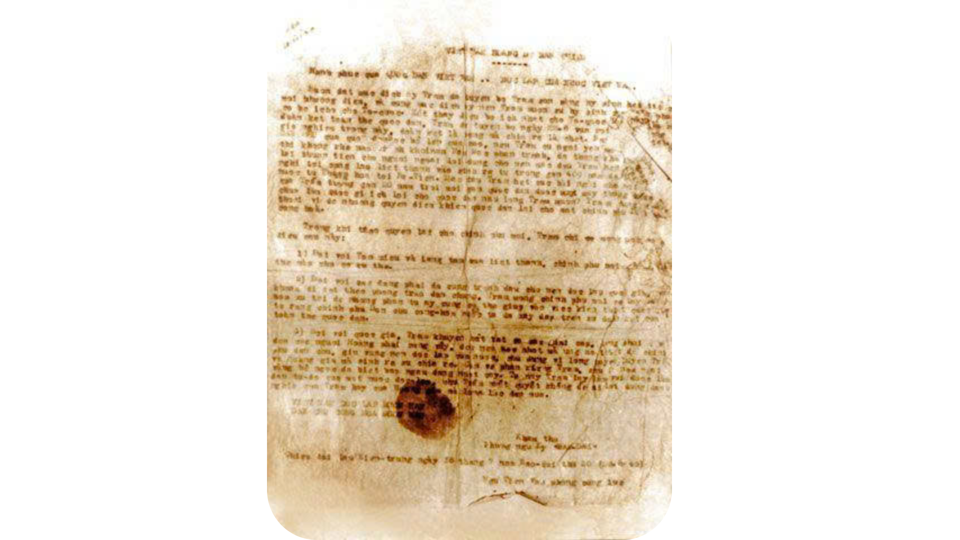 Манифест об отречении императора Бао Дая, 28 августа 1945 года. (Фотография экспоната в Национальном музее истории) Манифест об отречении императора Бао Дая, 28 августа 1945 года. (Фотография экспоната в Национальном музее истории)
