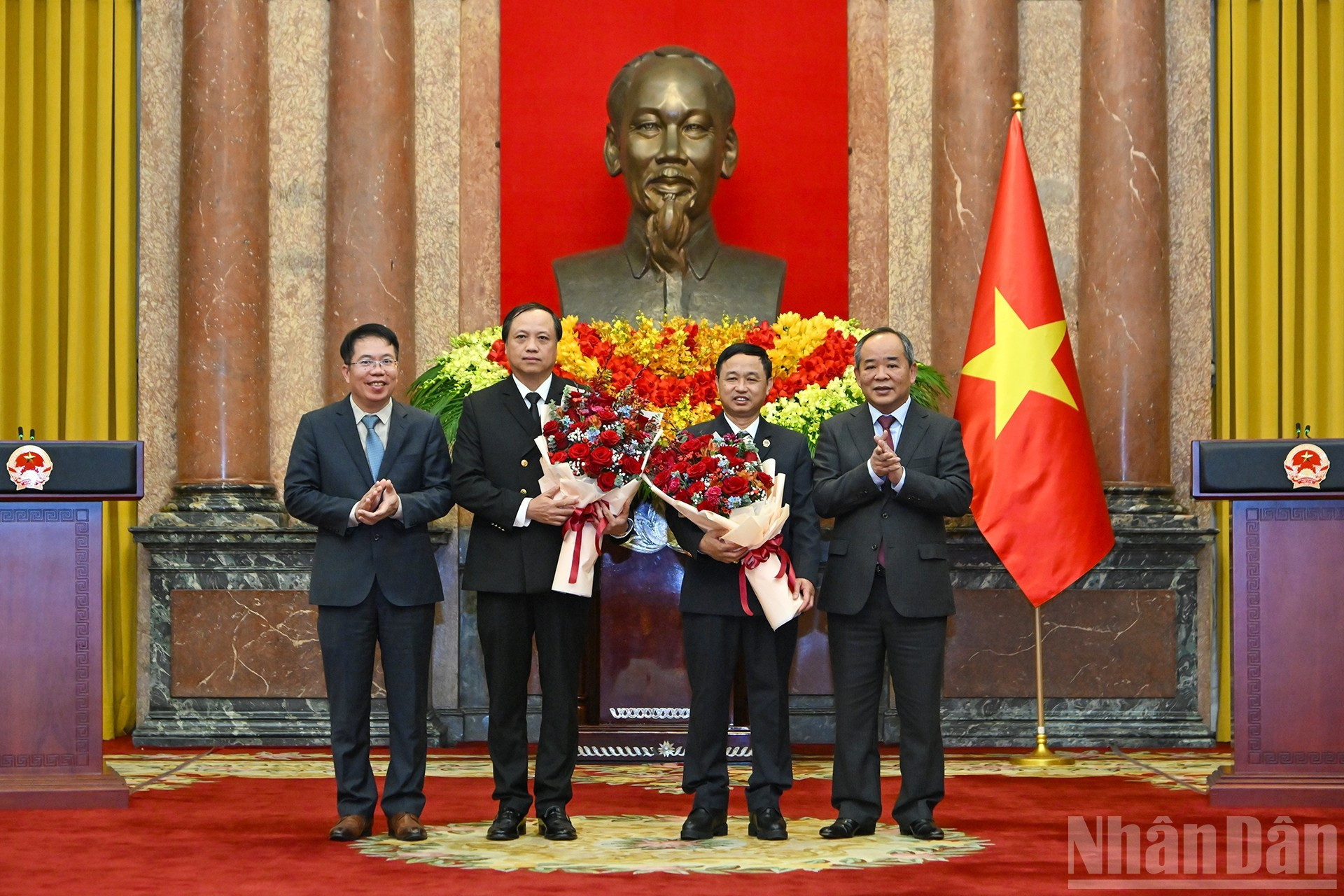 Руководители Канцелярии Президента и Канцелярии Национального собрания вручают цветы в знак поздравления товарищам Ле Тиену и Нгуен Биен Тхюи.