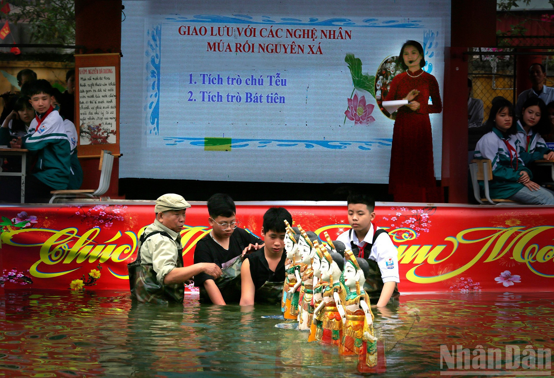 Практическое занятие: школьники демонстрируют навыки управления куклами.