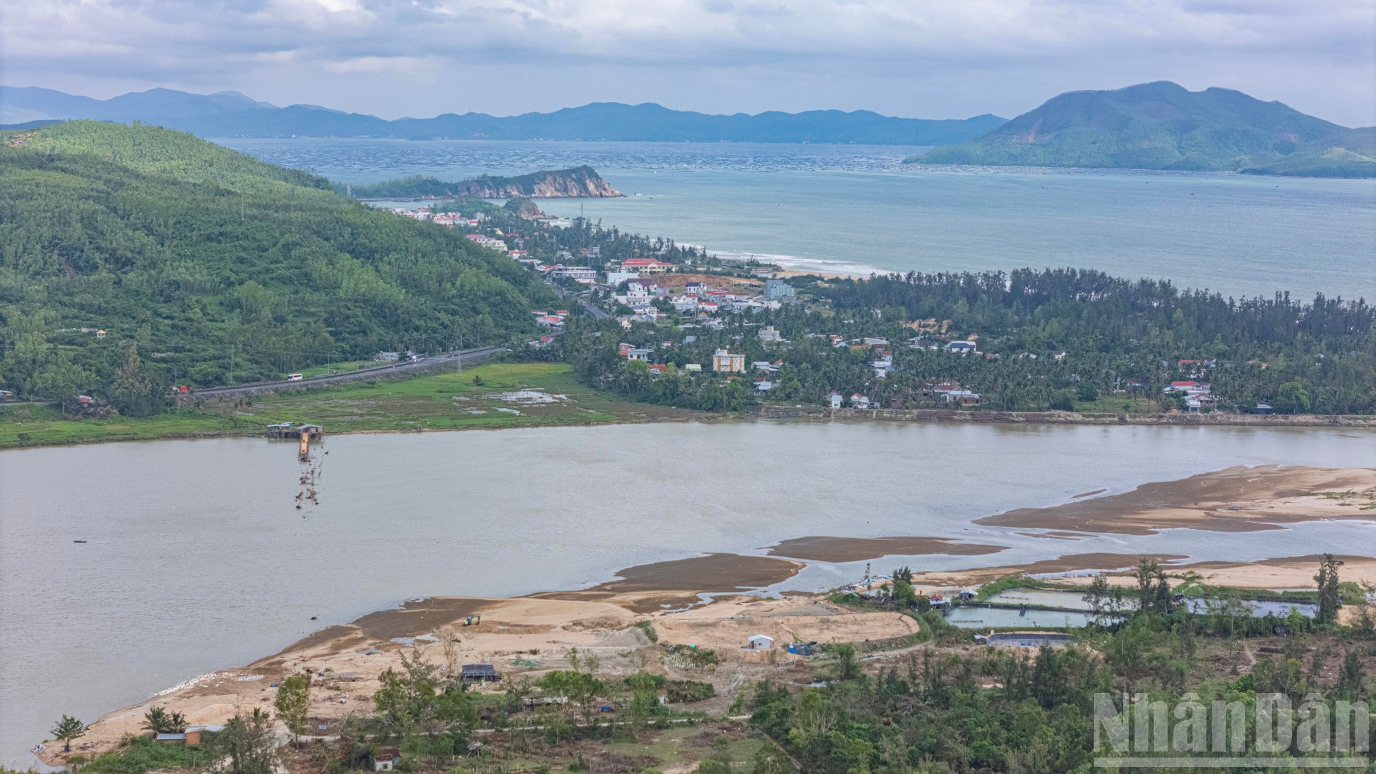 Мост протяженностью почти 1 км, перекинутый через реку Биньба, был смыт паводковыми водами в ноябре.