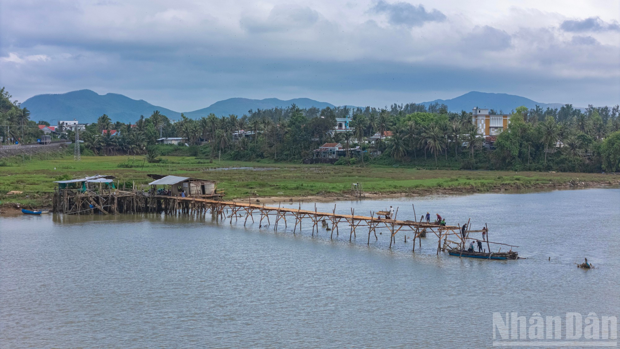Местные жители говорят, что деревянный мост Онгкоп был впервые построен в 1998 году. Он стал широко известен и приобрел роль «посла туризма» региона после того, как послужил местом съемок фильма режиссера Виктора Ву «Желтые цветы на зеленой траве», вышедшего на экраны в 2015 году.