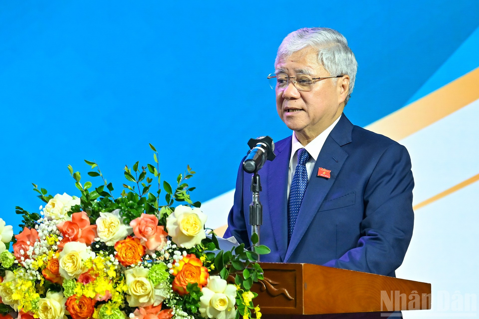 Заместитель председателя НС До Ван Тьиен выступает на церемонии.