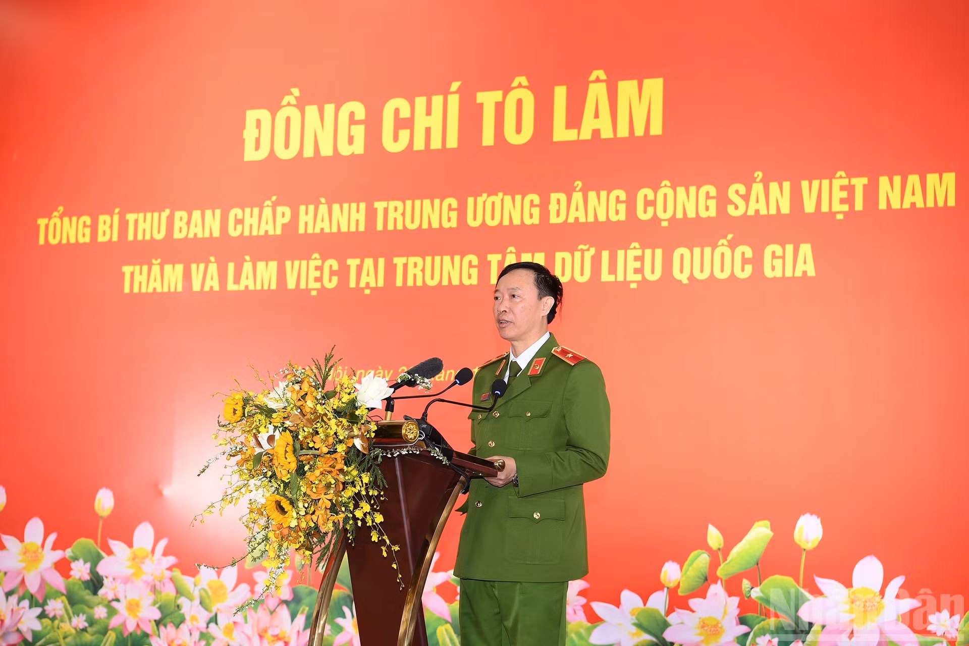 Генерал-майор Нгуен Нгок Кыонг, директор Национального центра данных, выступает с речью.