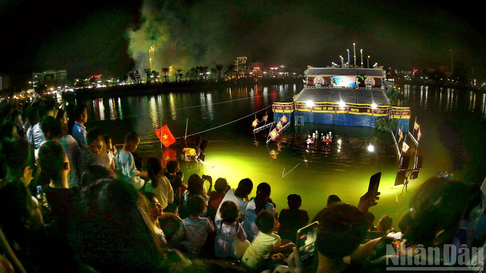 Общий вид представления кукольного театра на воде на местном празднике.