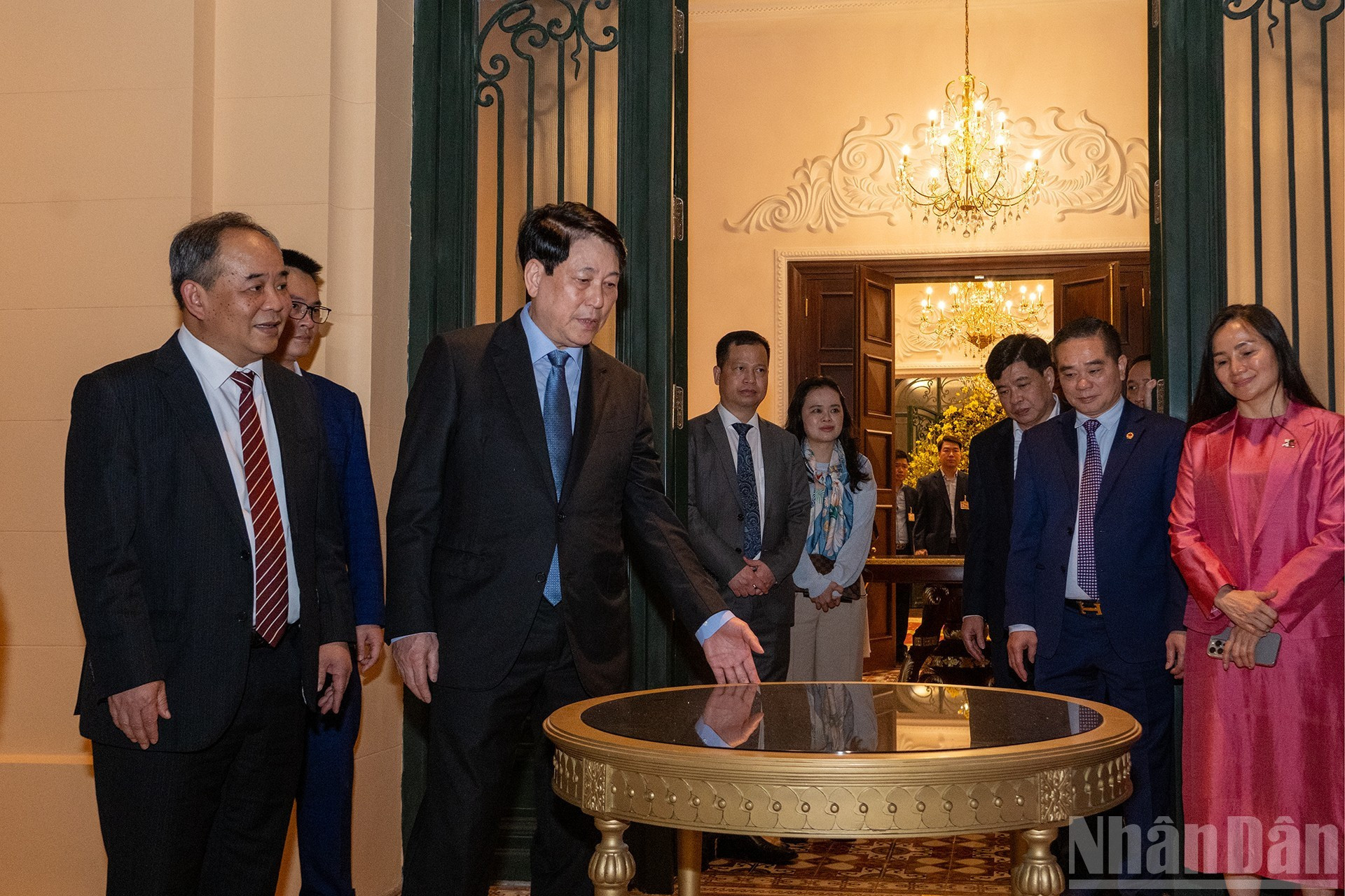 Президент Лыонг Кыонг и делегаты осматривают здание Канцелярии Президента в Бакбофу.