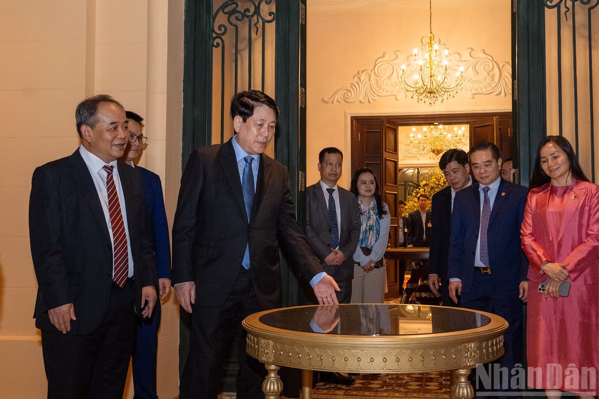 Президент Лыонг Кыонг и делегаты осматривают здание Канцелярии Президента в Бакбофу.